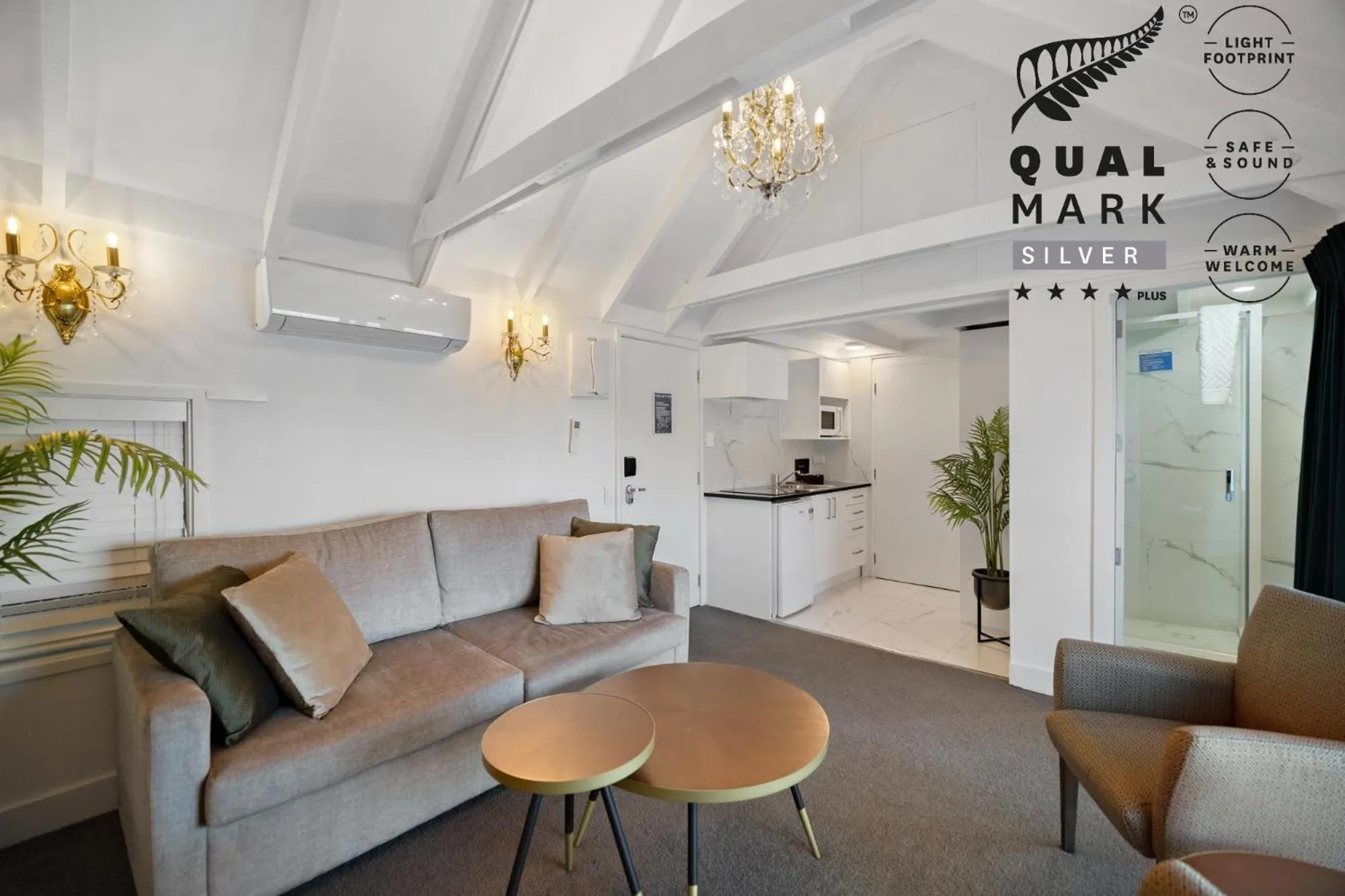 Kitchen or kitchenette in Lakeview Colonial Motel