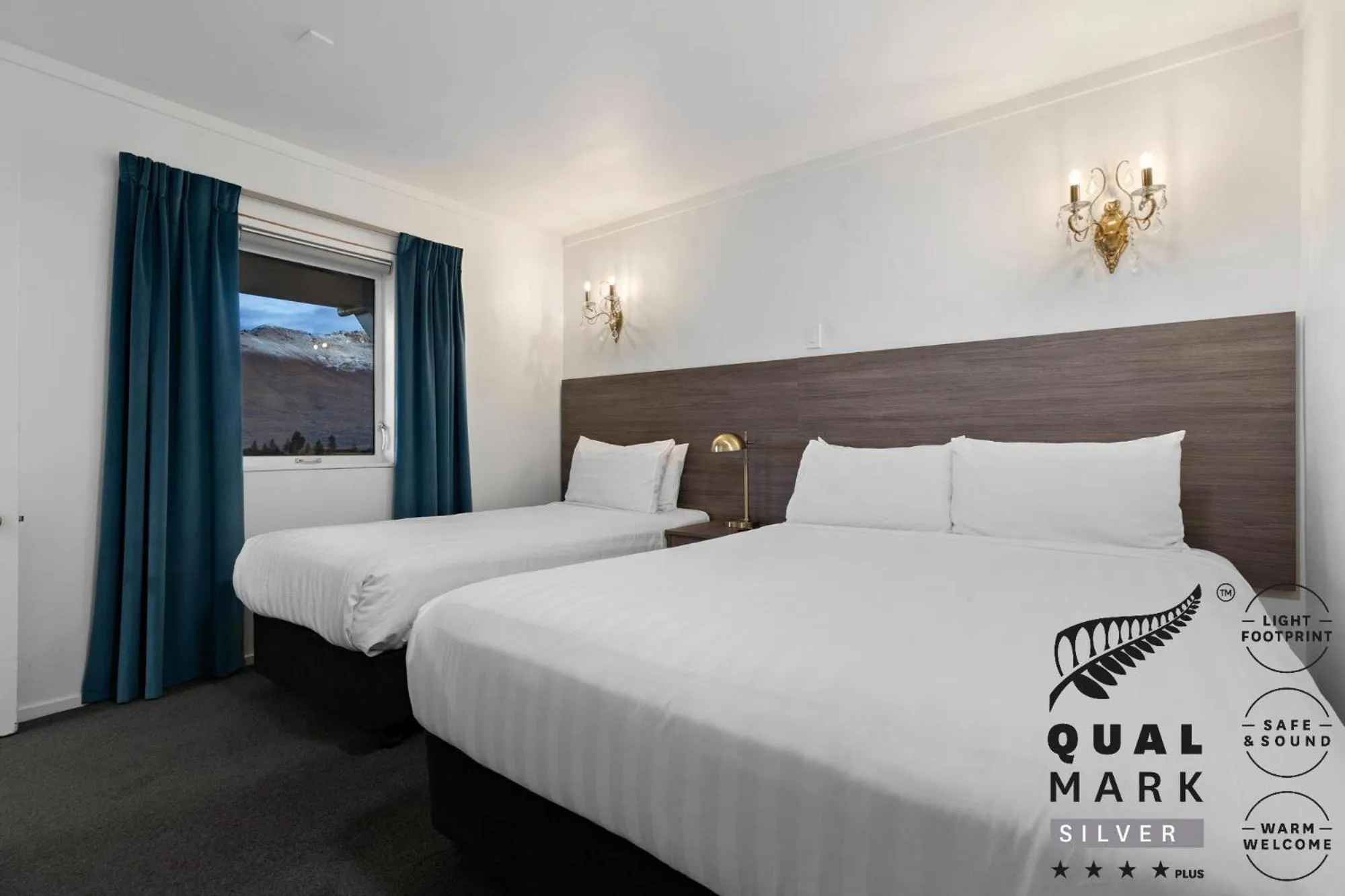 Bed in Lakeview Colonial Motel