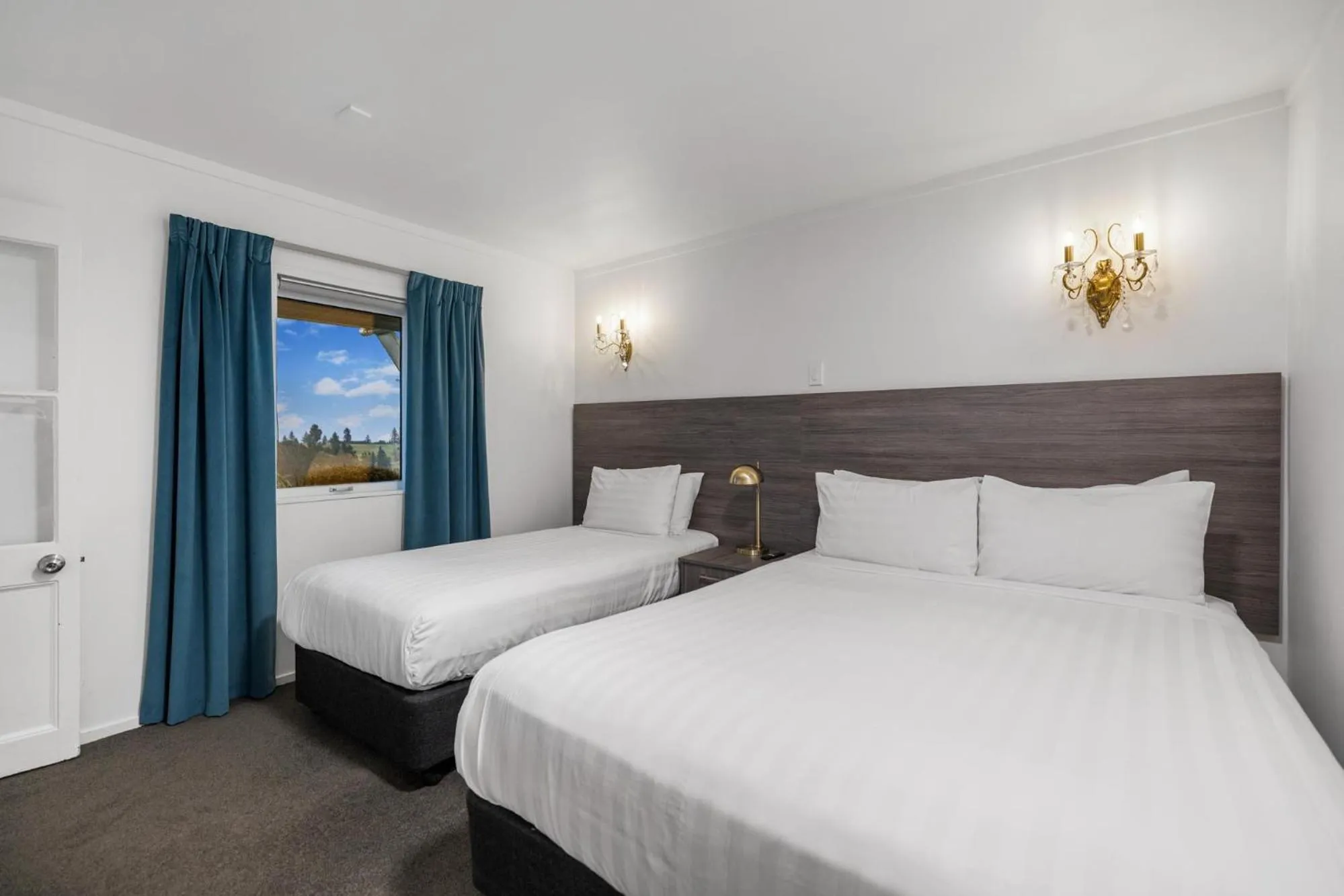 Two Bedroom Suite With a Lake And Mountain View in Lakeview Colonial Motel