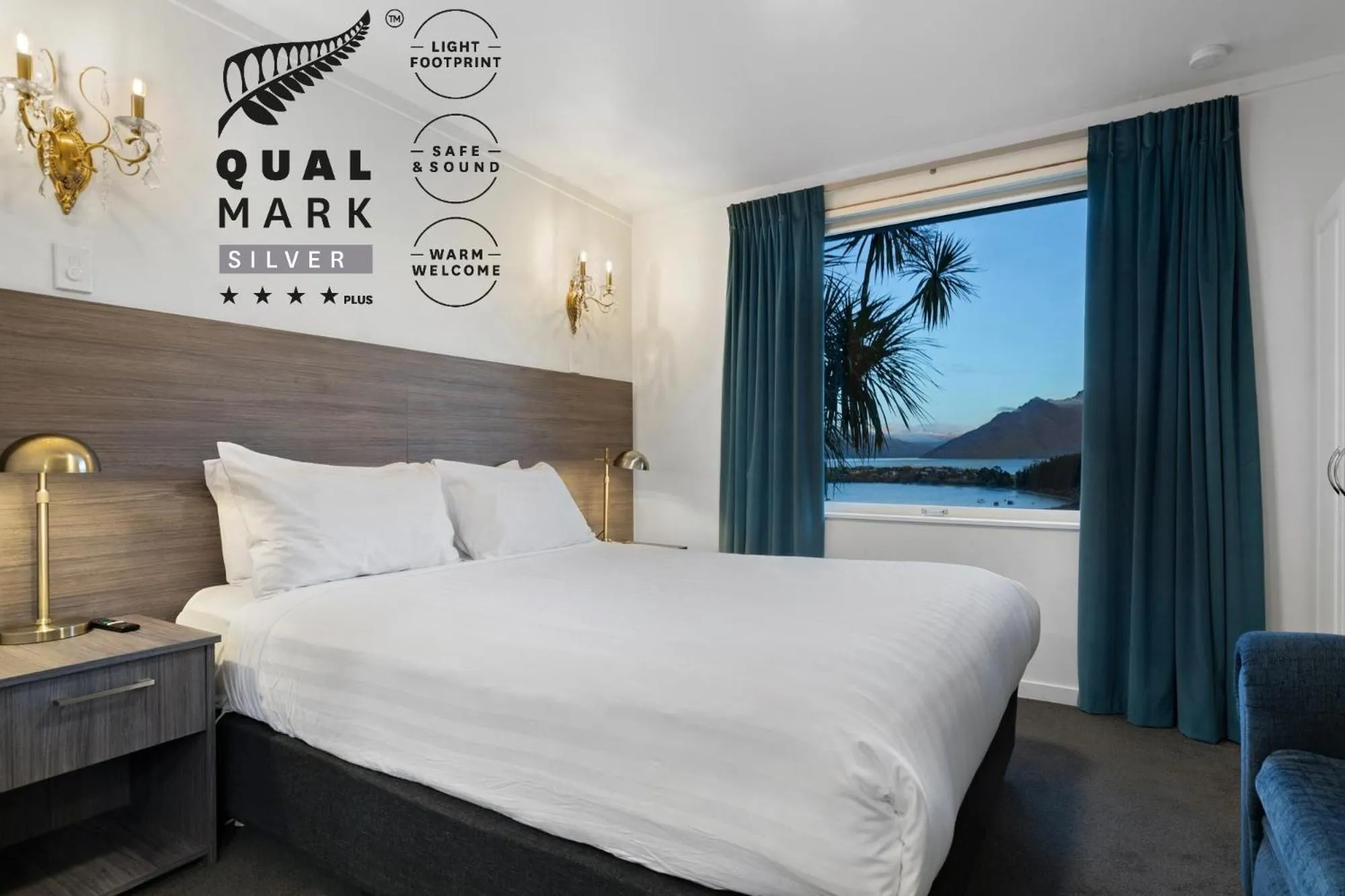 Bed in Lakeview Colonial Motel