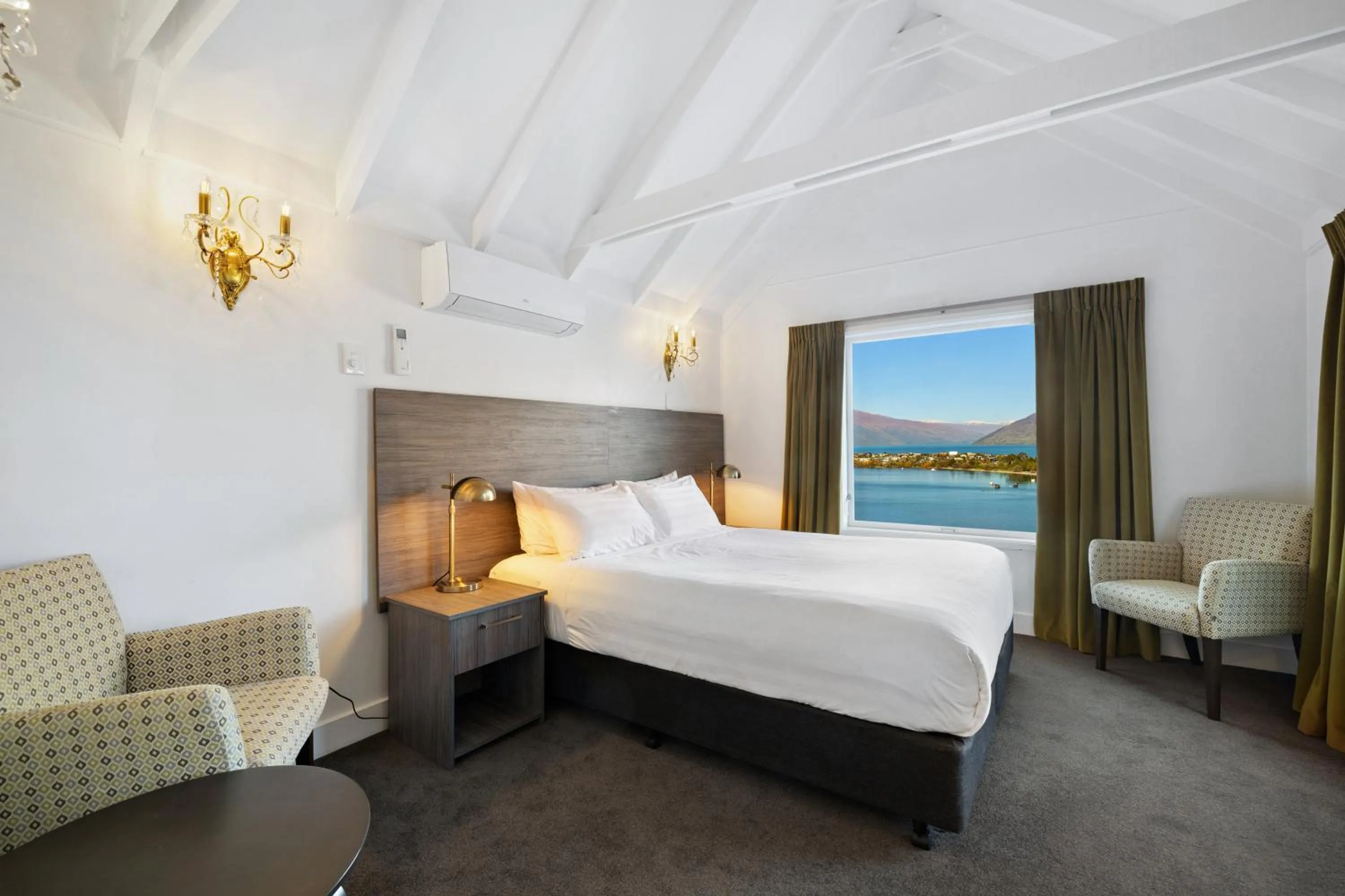 Queen Studio With a Lake And Mountain View in Lakeview Colonial Motel