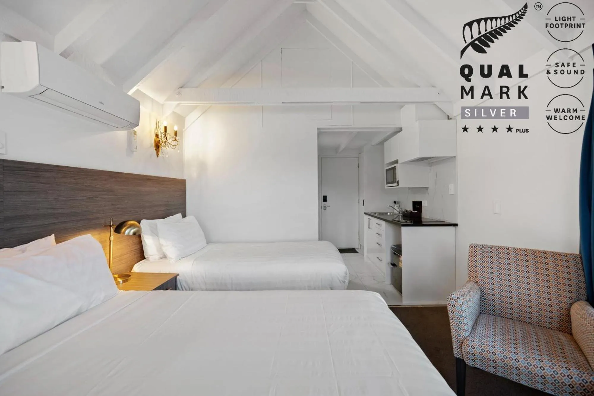 Bed in Lakeview Colonial Motel