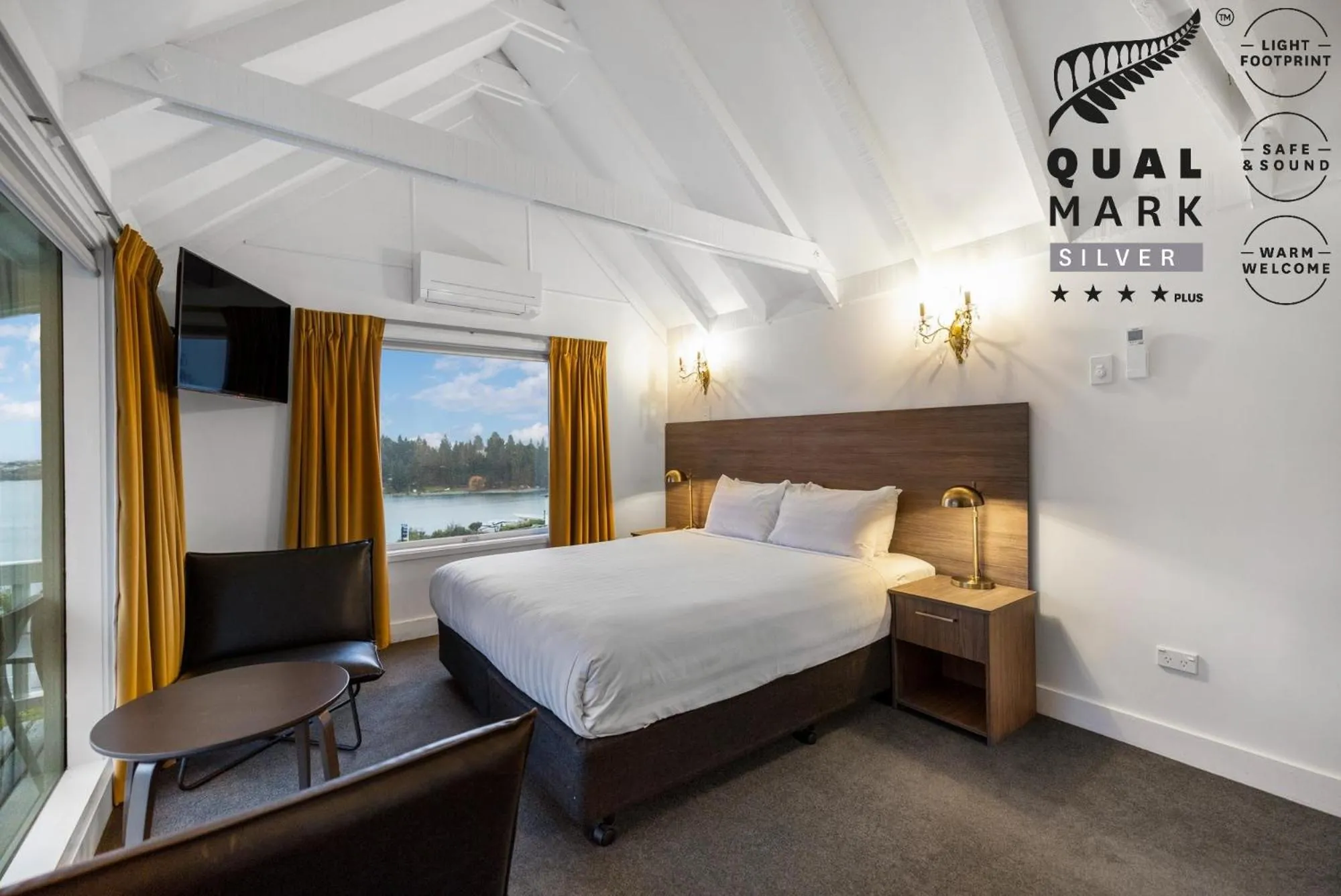 Bed in Lakeview Colonial Motel