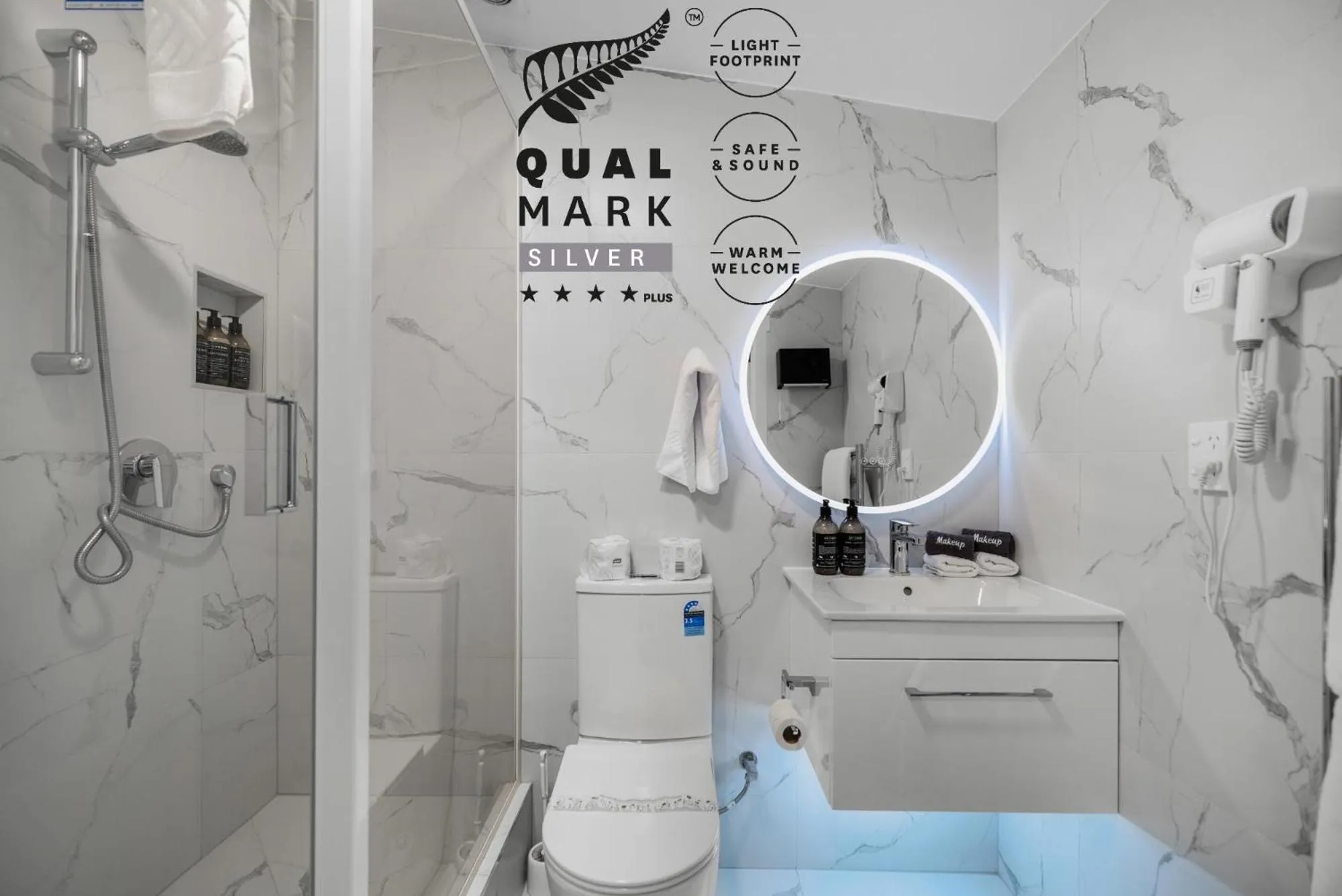 Shower in Lakeview Colonial Motel