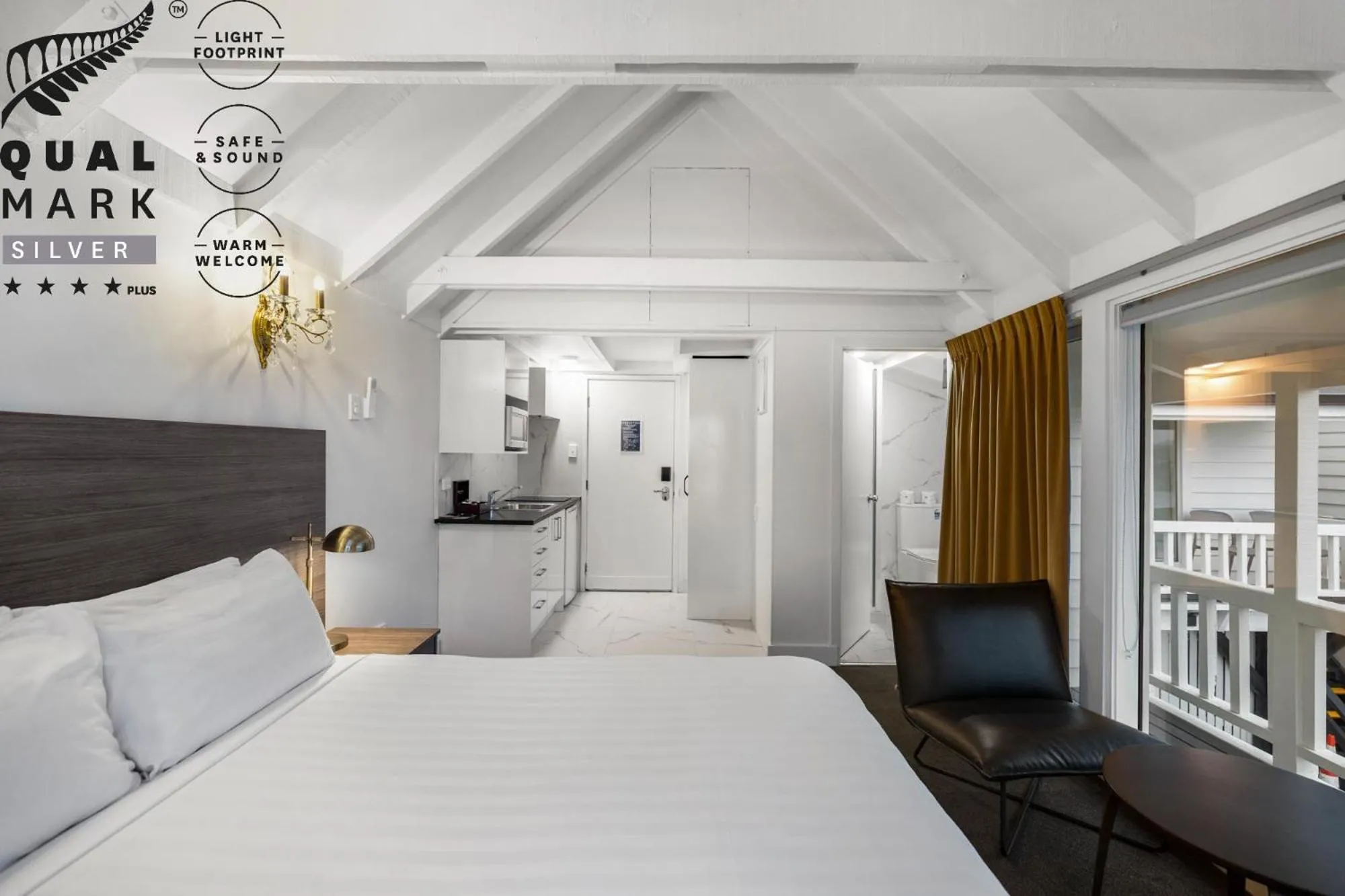 Bed in Lakeview Colonial Motel