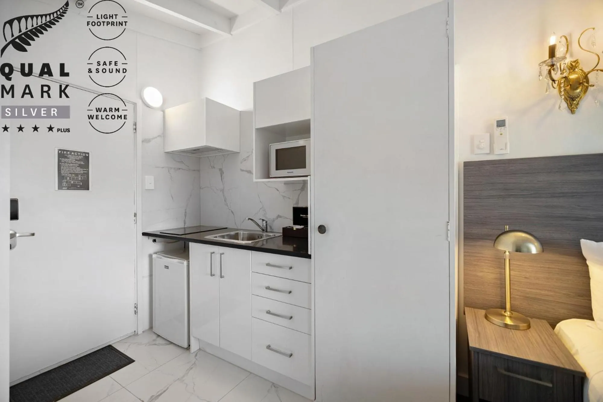 Kitchen or kitchenette in Lakeview Colonial Motel