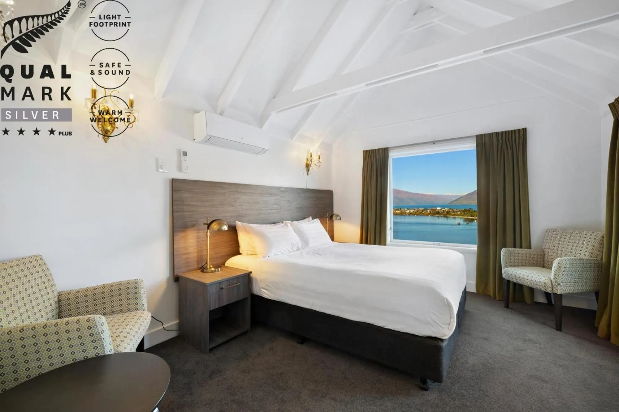 Bed in Lakeview Colonial Motel