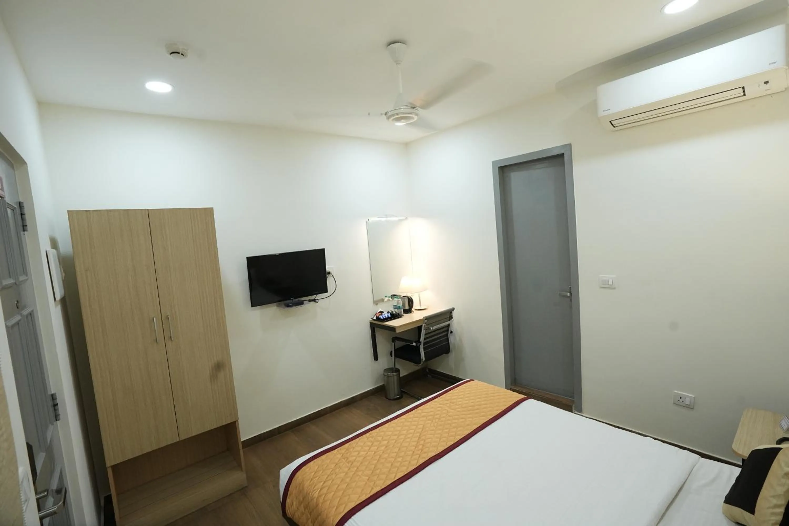 Bedroom, Bed in Grace Residency Chennai Airport