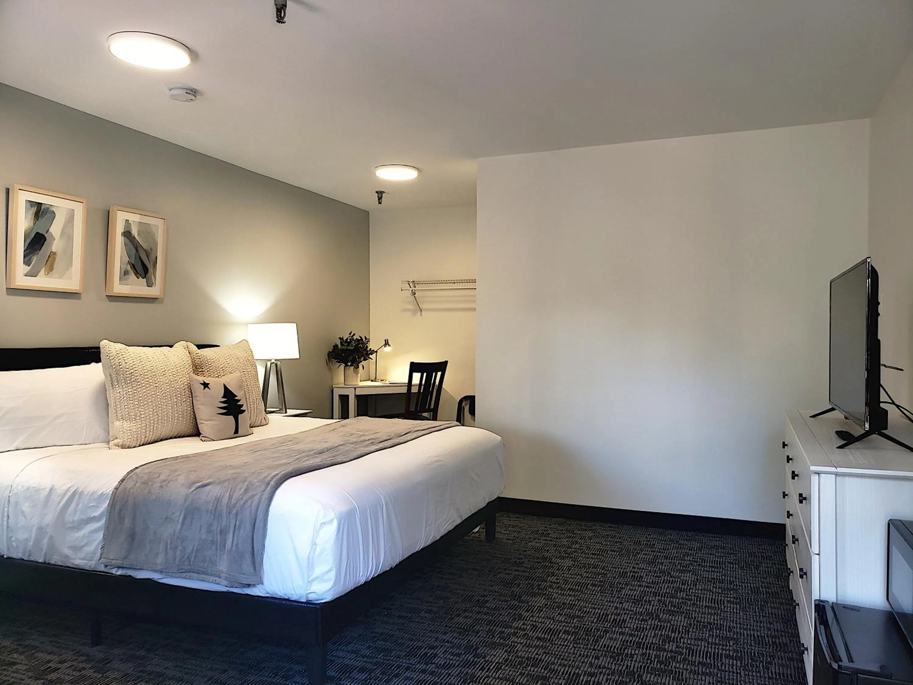 Bedroom, Bed in Main Street Motel