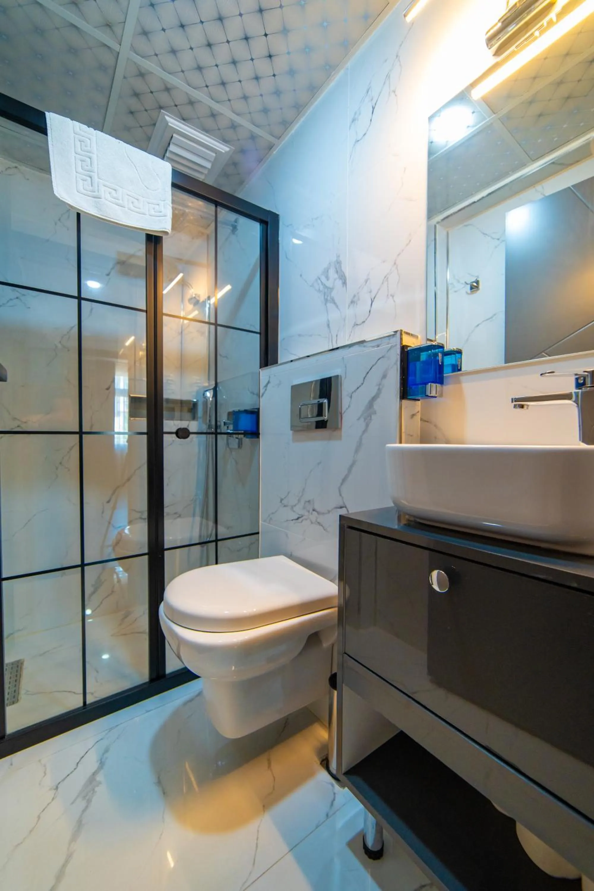 Toilet in Miss Royal Hotel & SPA