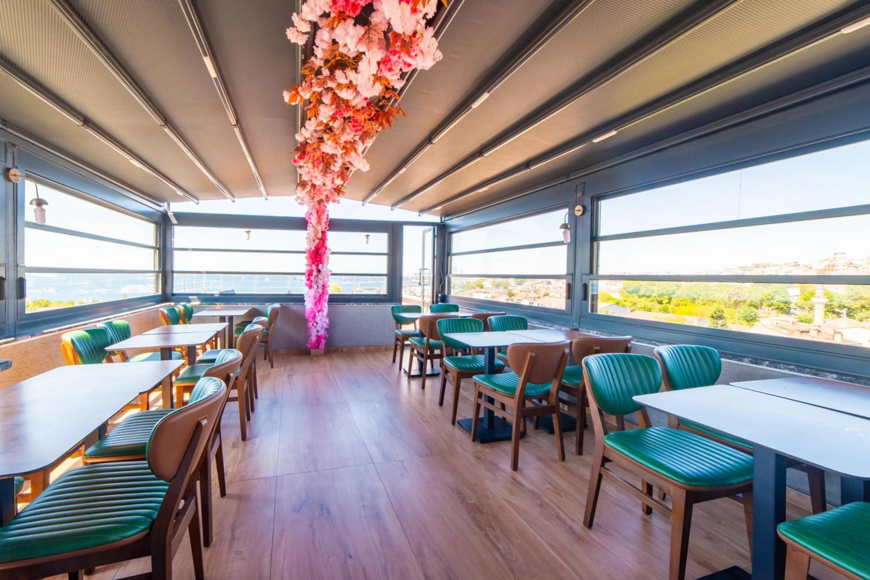 Restaurant/places to eat in Miss Royal Hotel & SPA