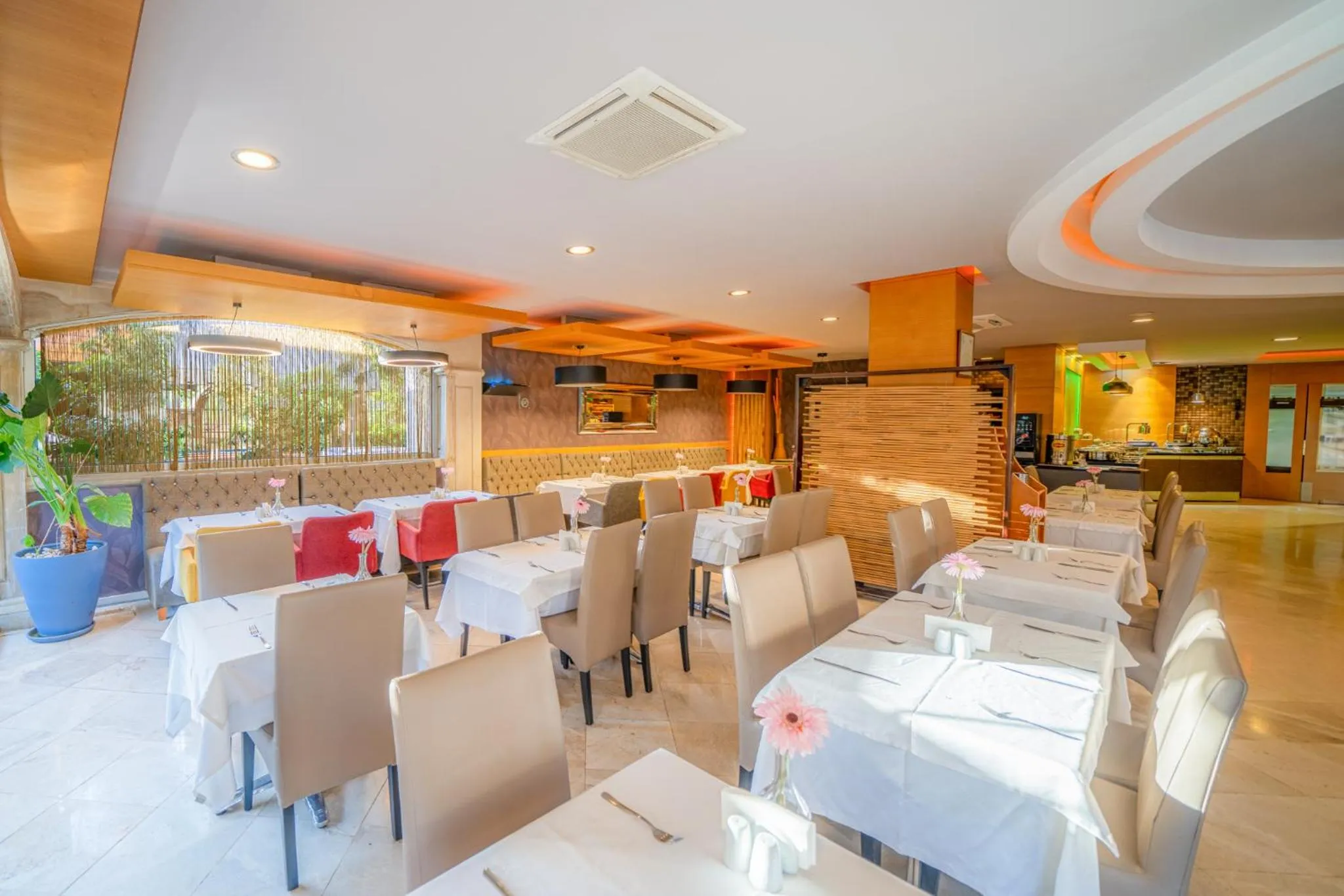 Restaurant/places to eat in Grand Cettia Hotel