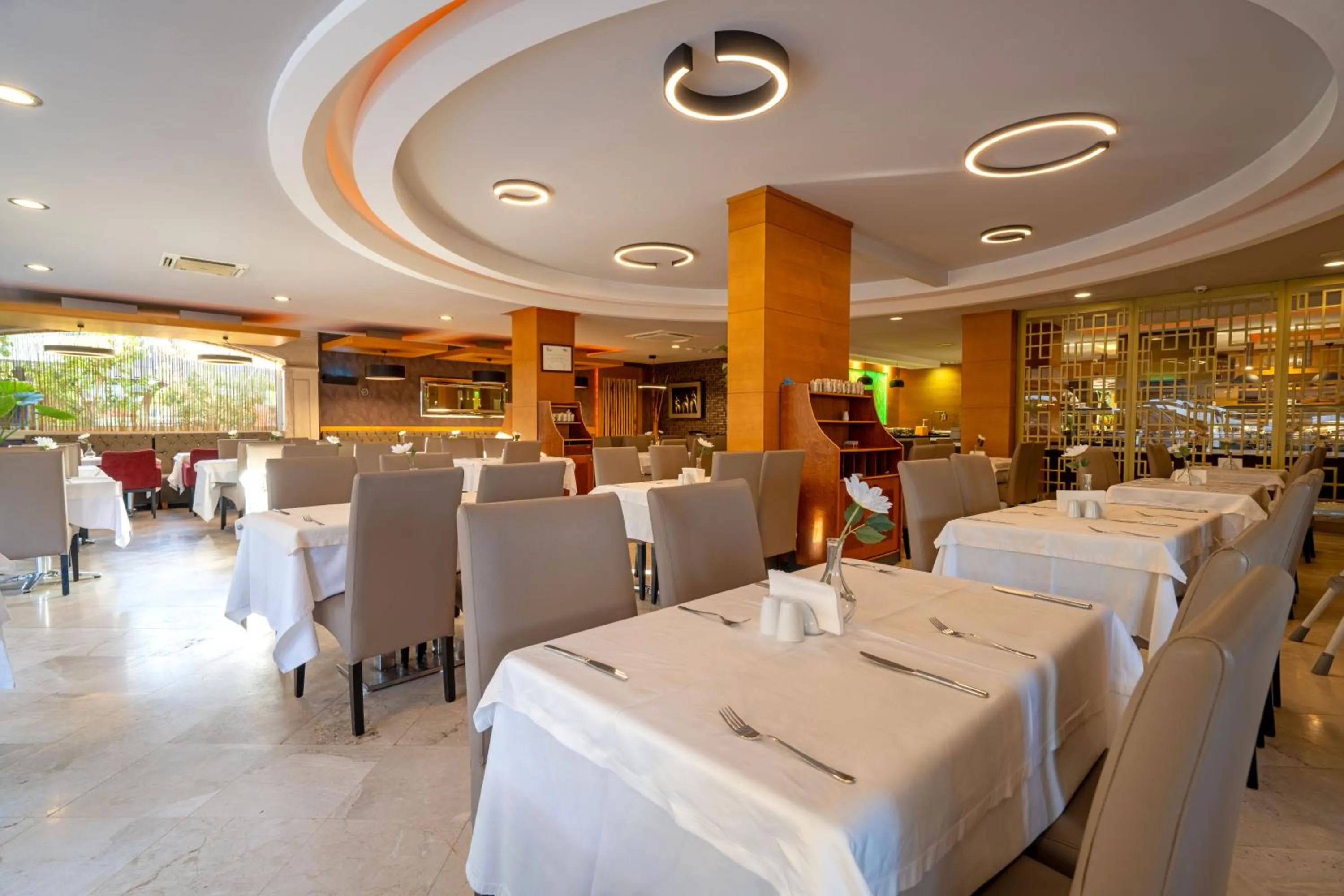 Restaurant/places to eat in Grand Cettia Hotel