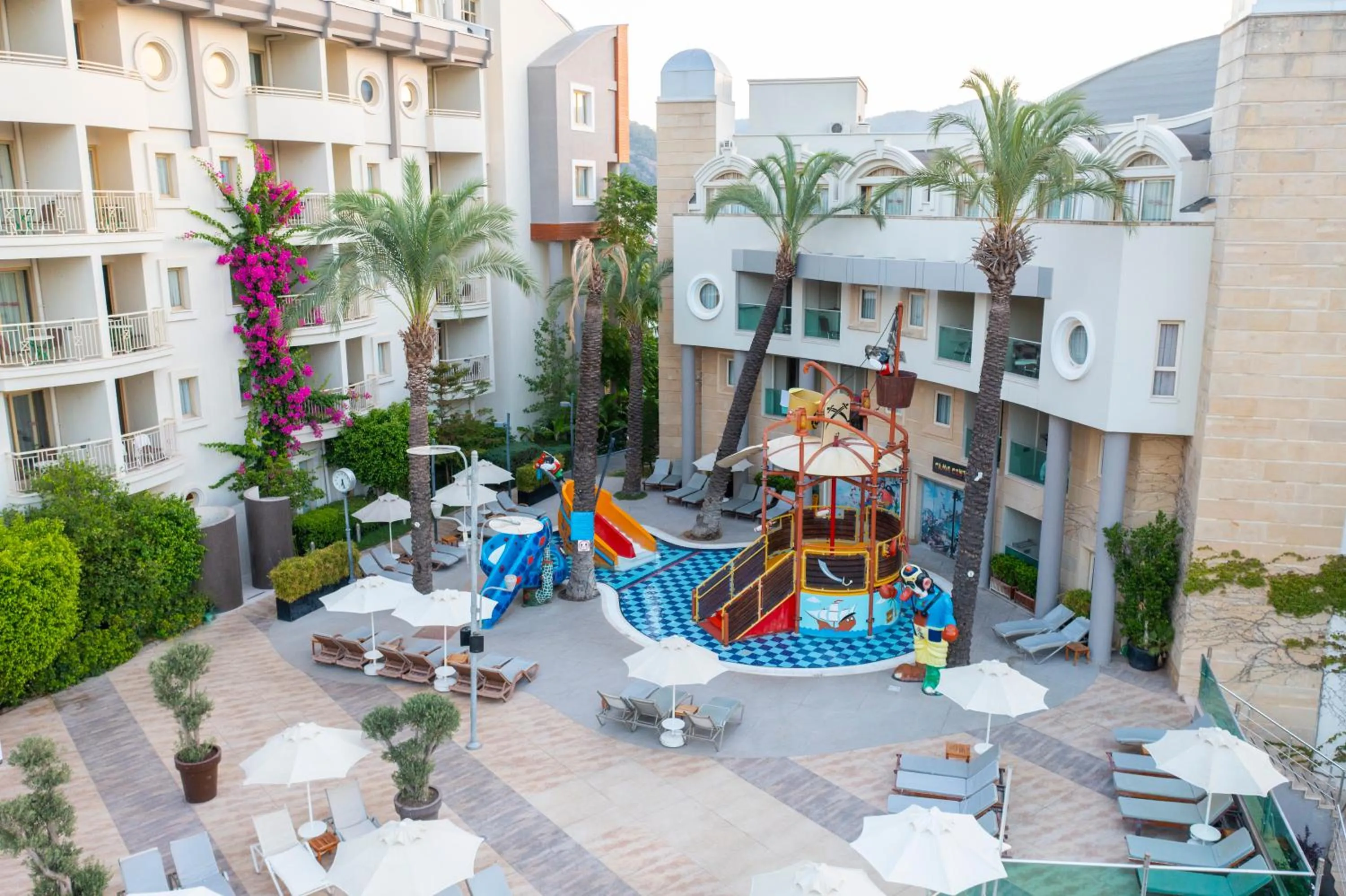 Swimming pool in Grand Cettia Hotel