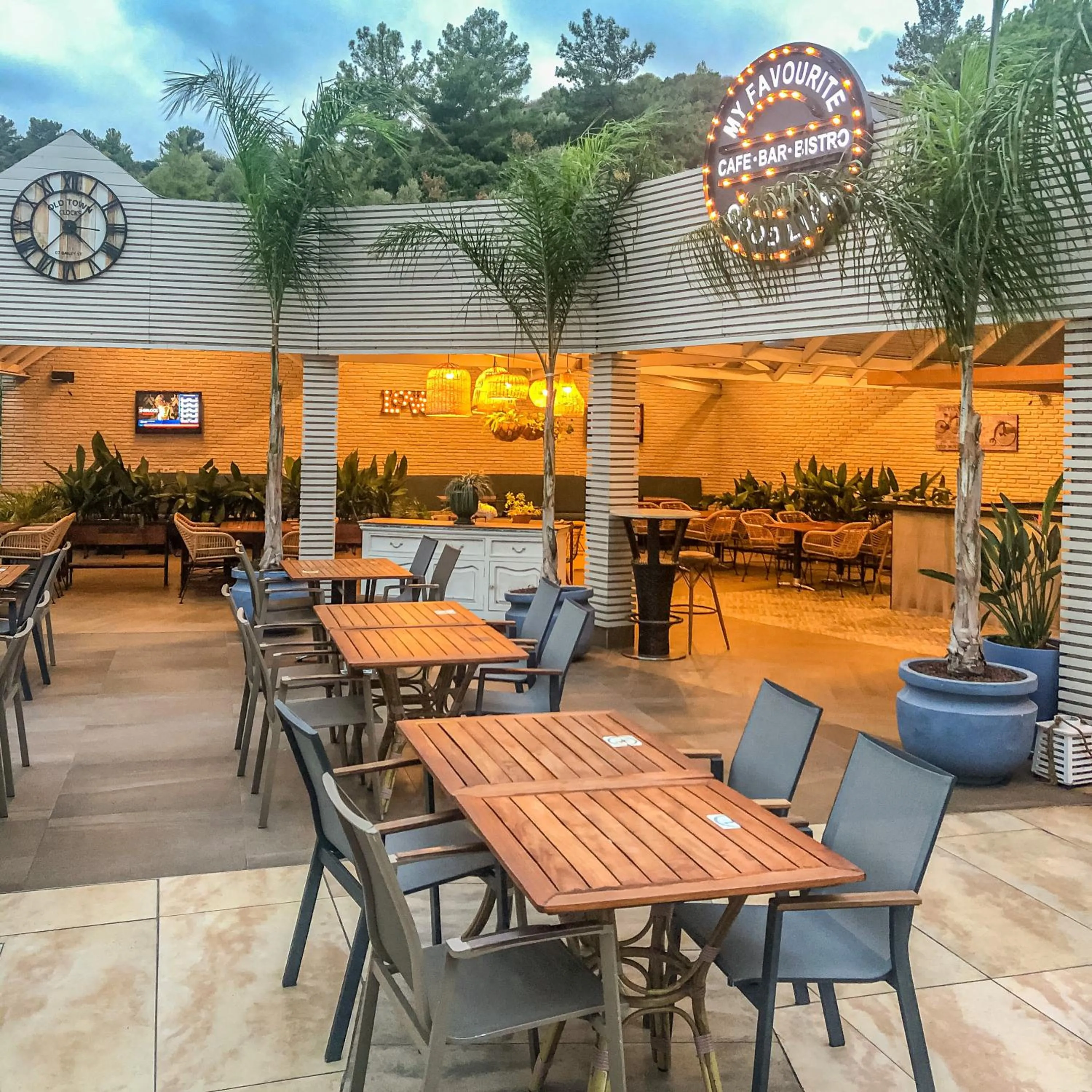 Restaurant/places to eat in Grand Cettia Hotel