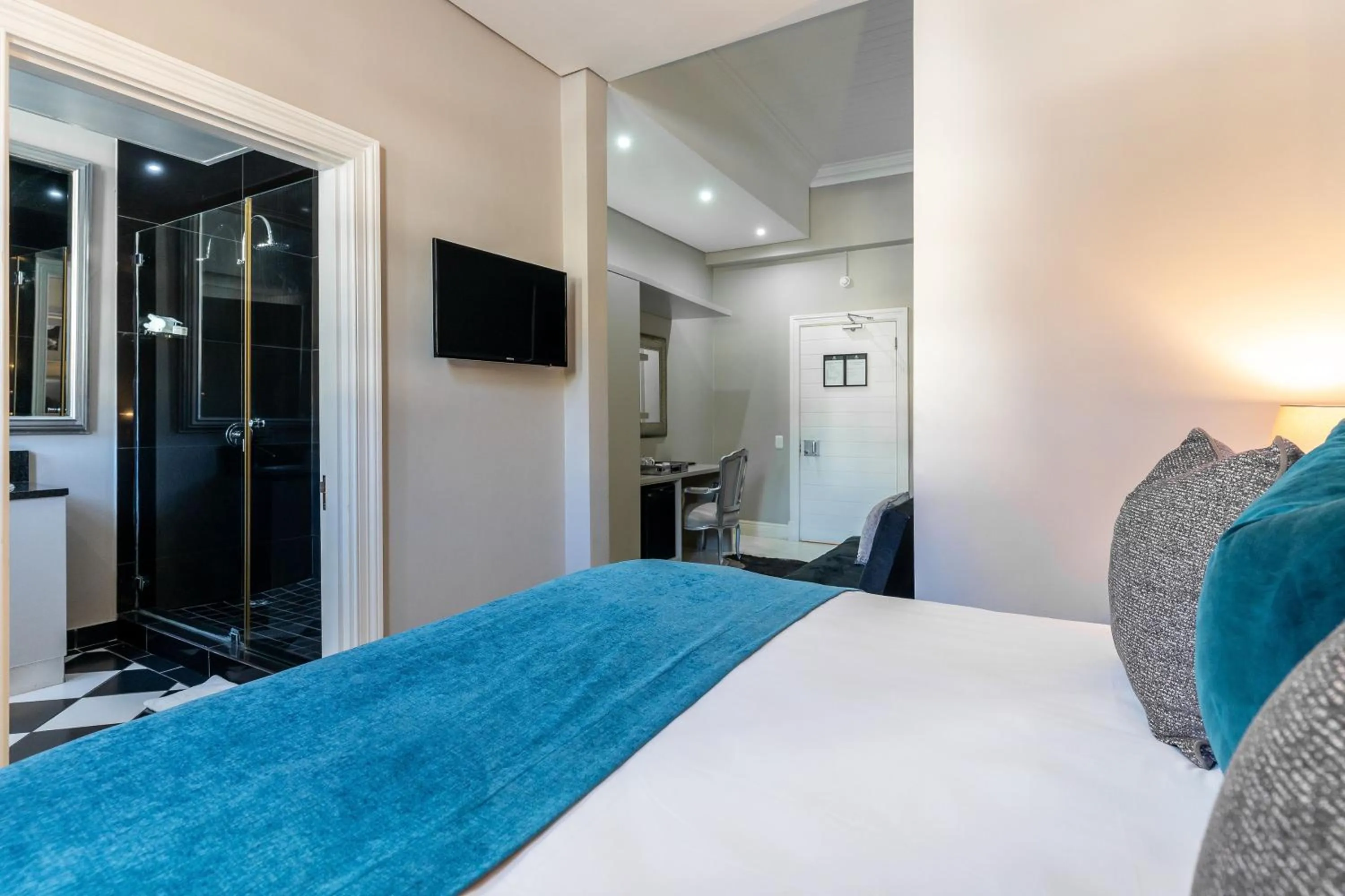Photo of the whole room, Bed in Long Street Boutique Hotel