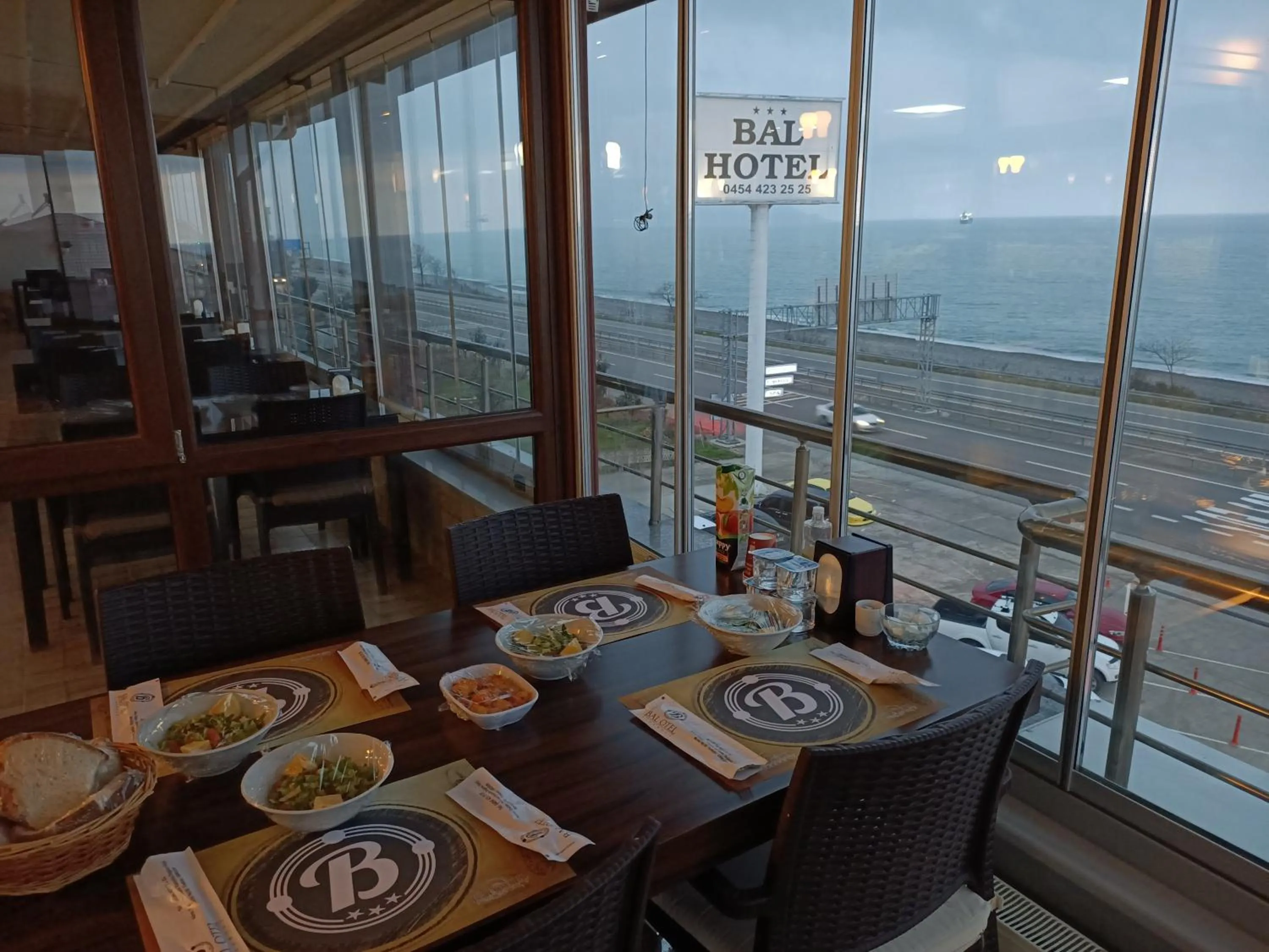 Restaurant/places to eat in Bal Hotel