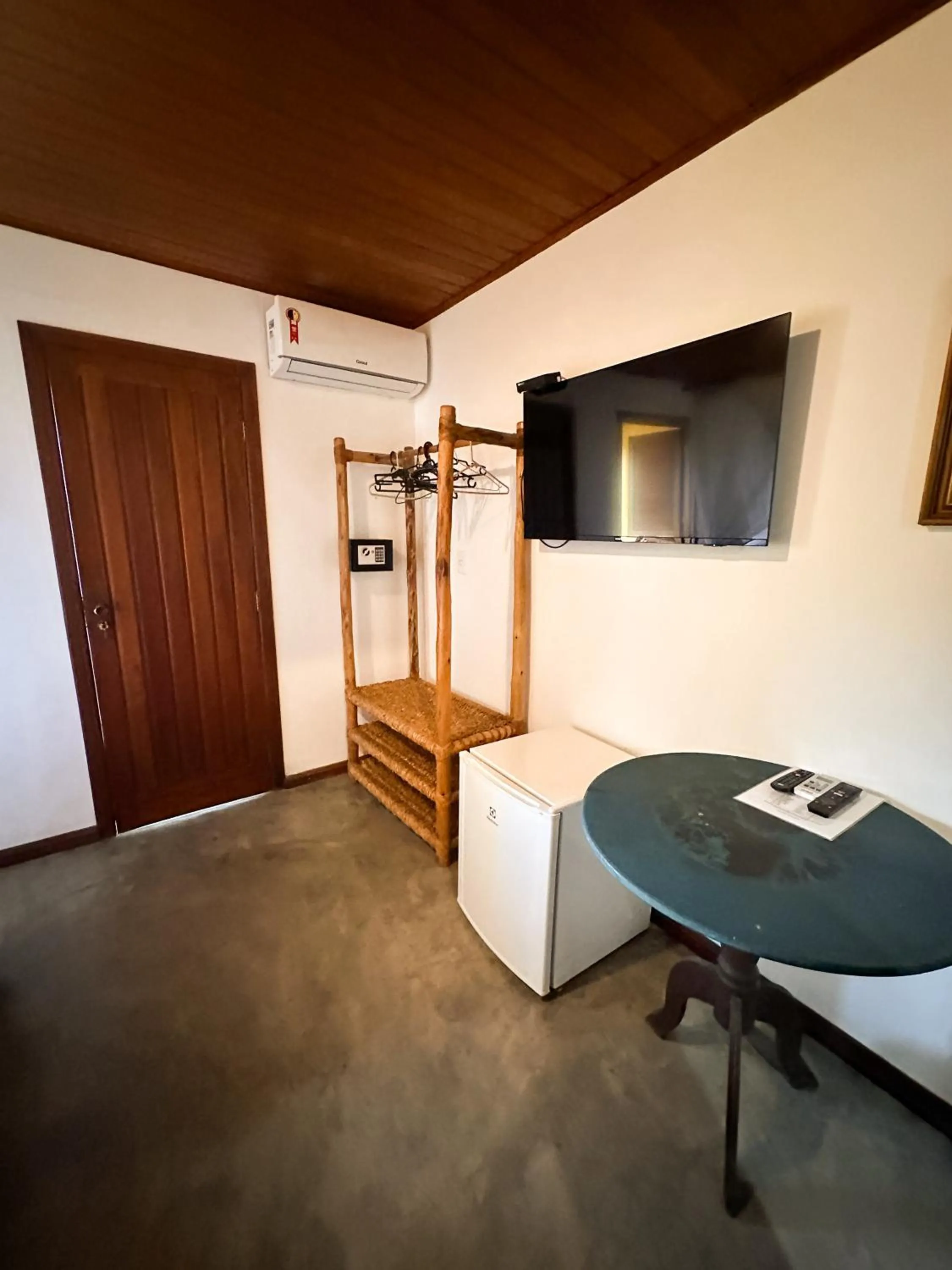 TV and multimedia in Pousada Arraial Colonial, Localizada no Centrinho e de Fácil Acesso a Praia e a Rua Mucugê