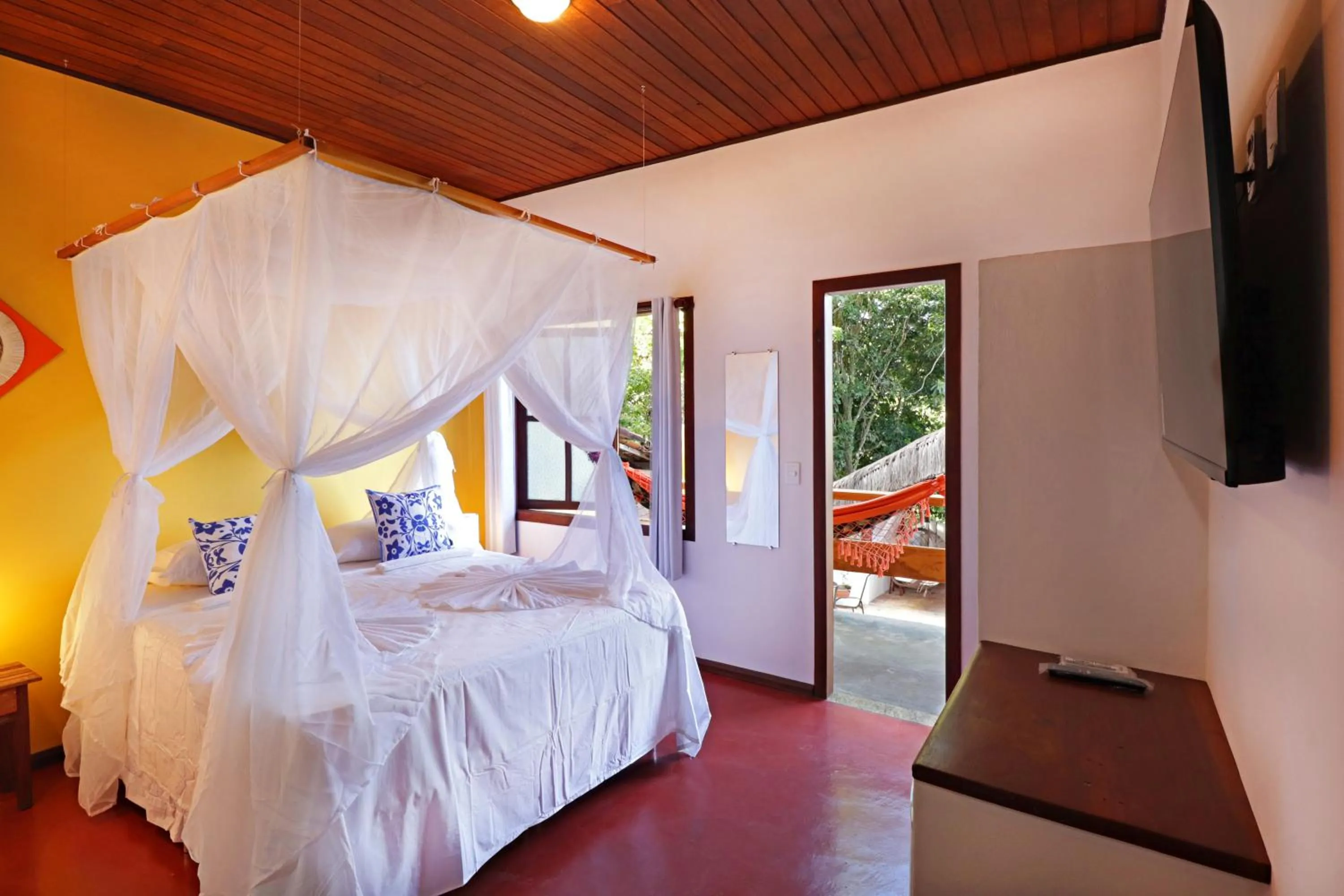 Bed in Pousada Arraial Colonial, Localizada no Centrinho e de Fácil Acesso a Praia e a Rua Mucugê