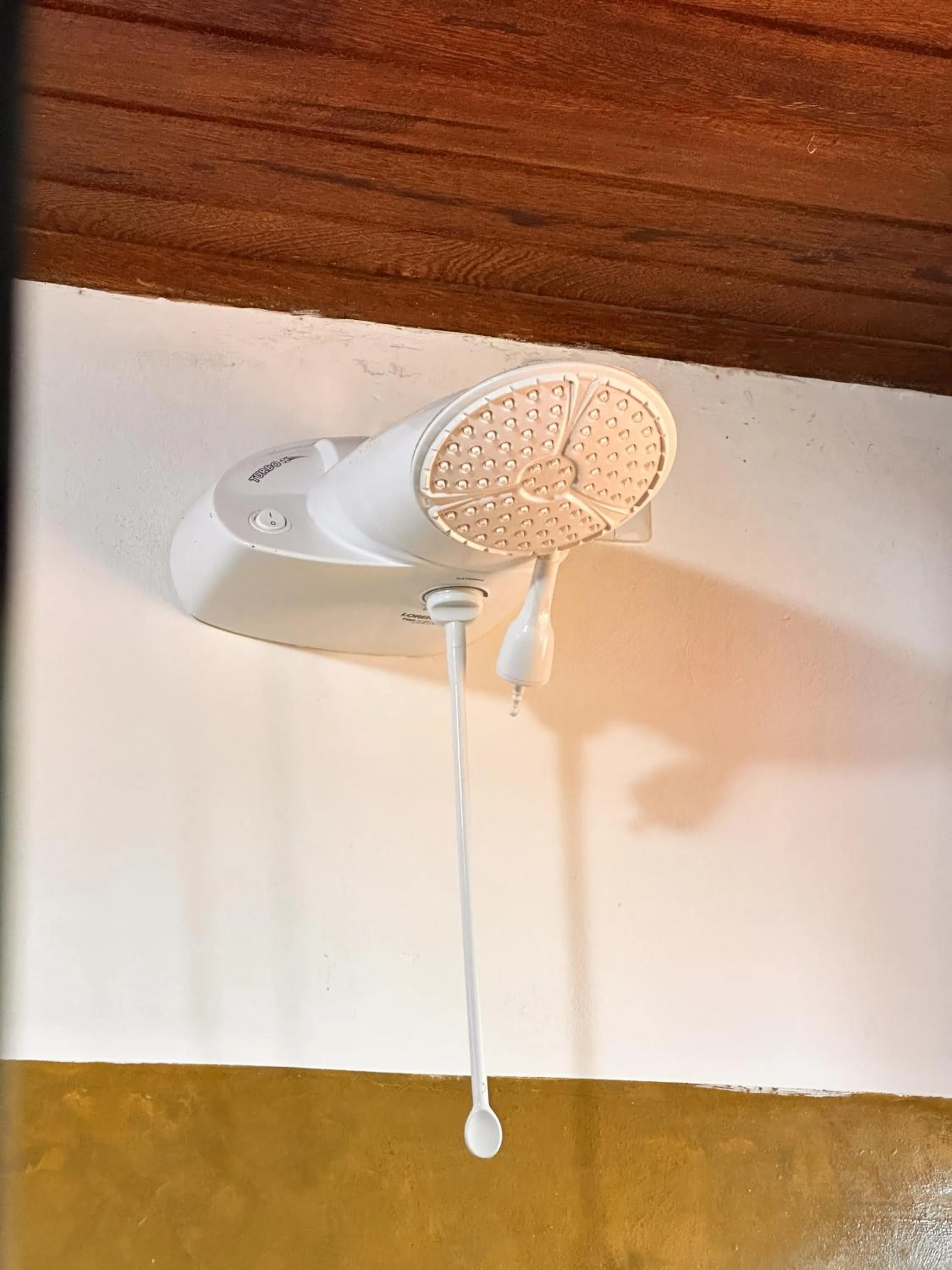 Shower in Pousada Arraial Colonial, Localizada no Centrinho e de Fácil Acesso a Praia e a Rua Mucugê