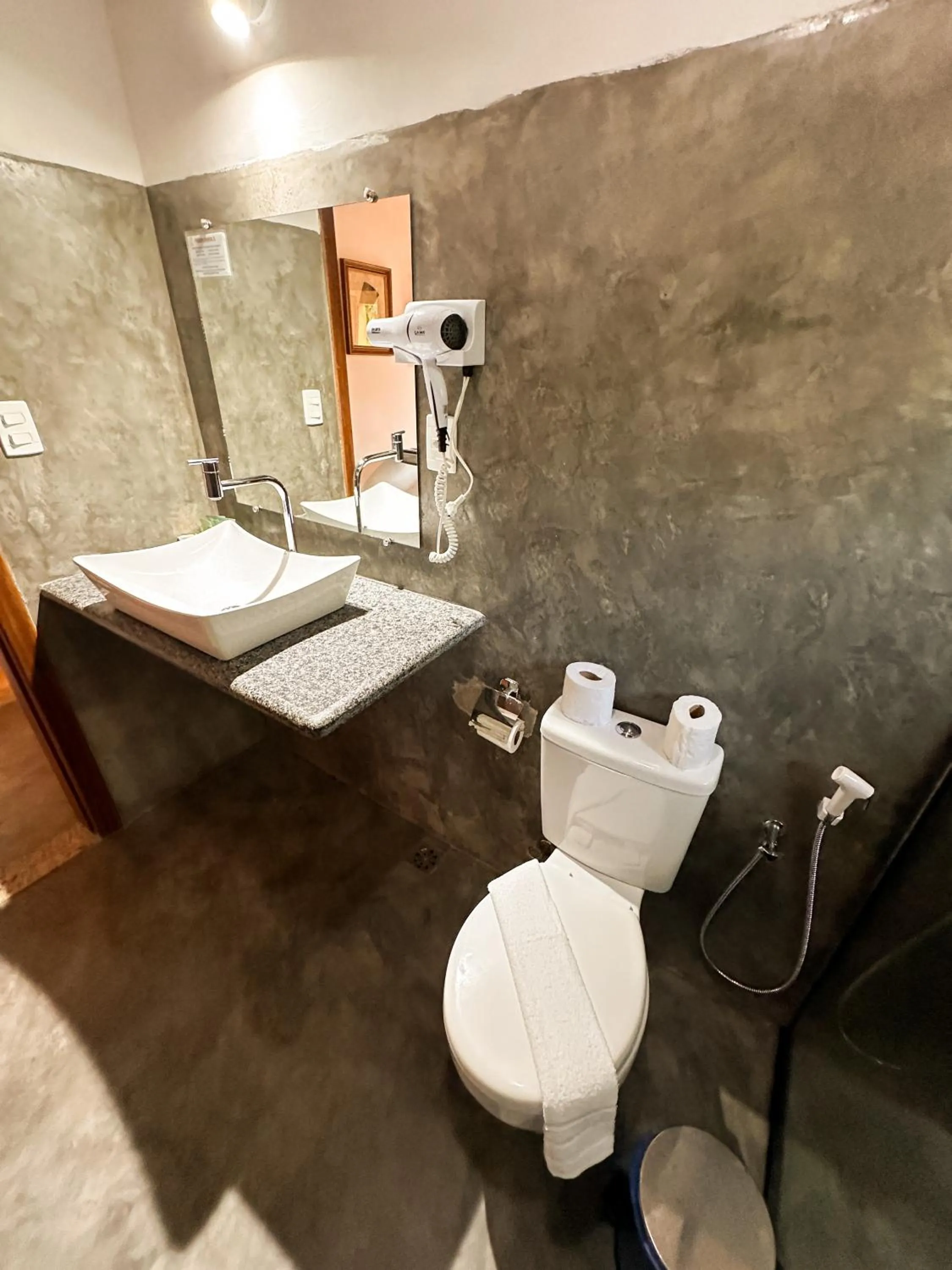 Bathroom in Pousada Arraial Colonial, Localizada no Centrinho e de Fácil Acesso a Praia e a Rua Mucugê