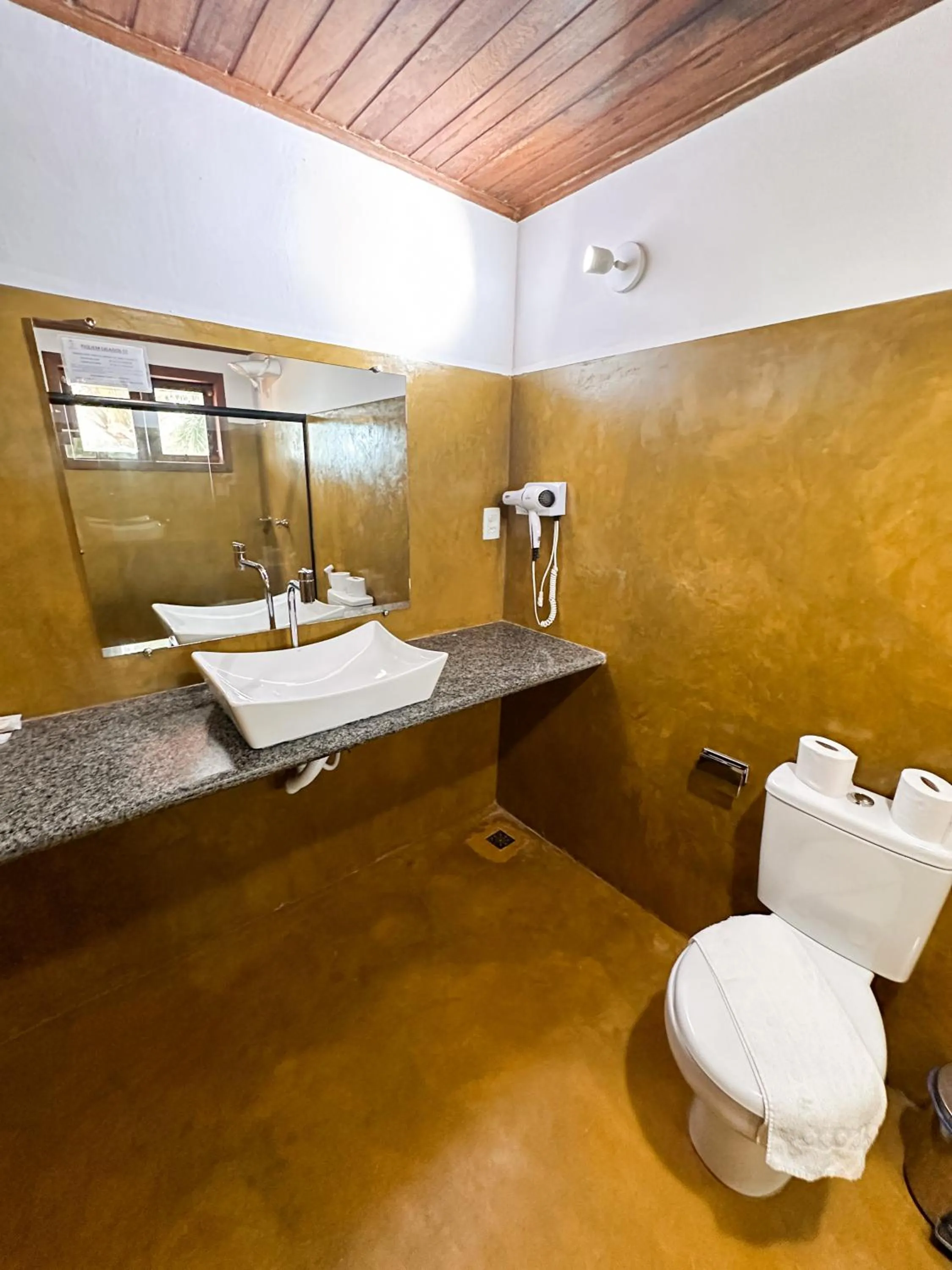 Bathroom in Pousada Arraial Colonial, Localizada no Centrinho e de Fácil Acesso a Praia e a Rua Mucugê