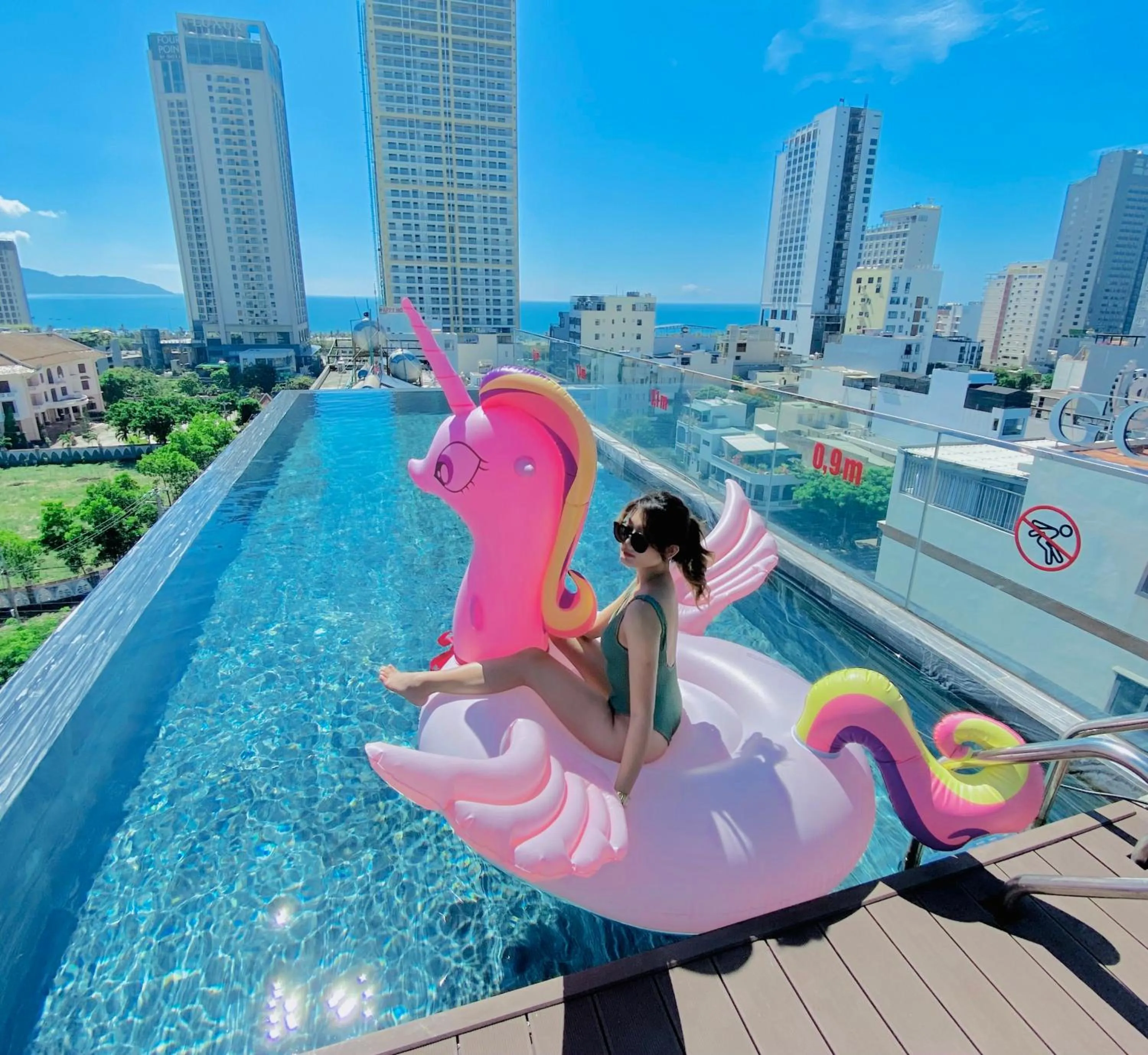 Swimming pool in Duke Casa Apartment