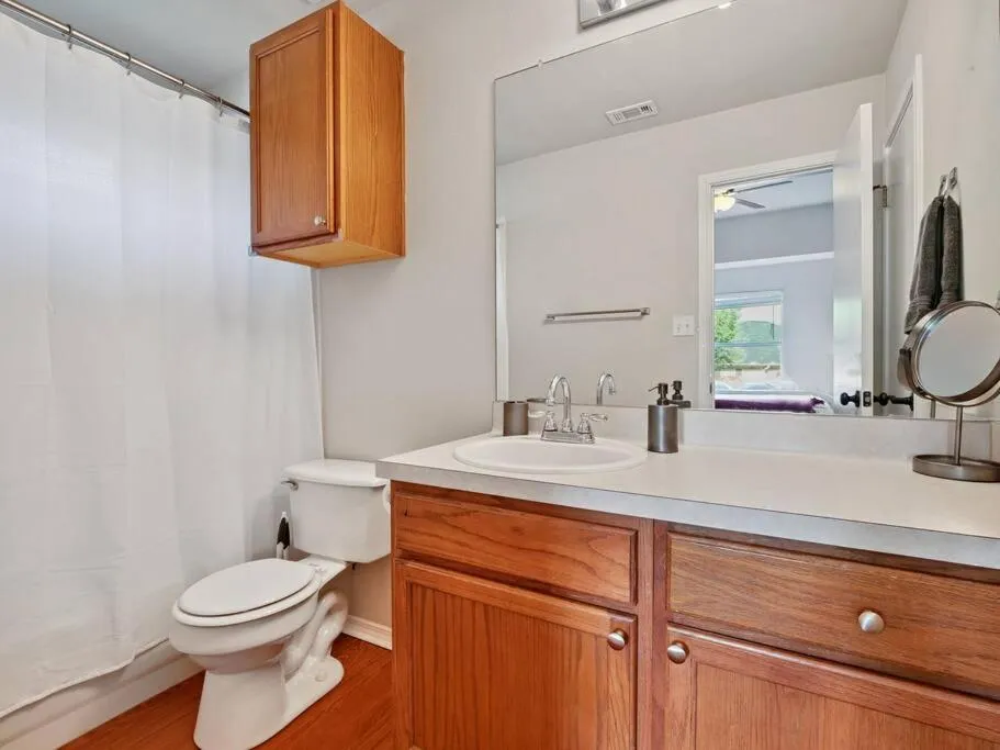 Cozy Getaway, Minutes from Austin!