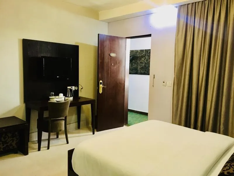 hair dresser, Bed in BW Starfire Hotel