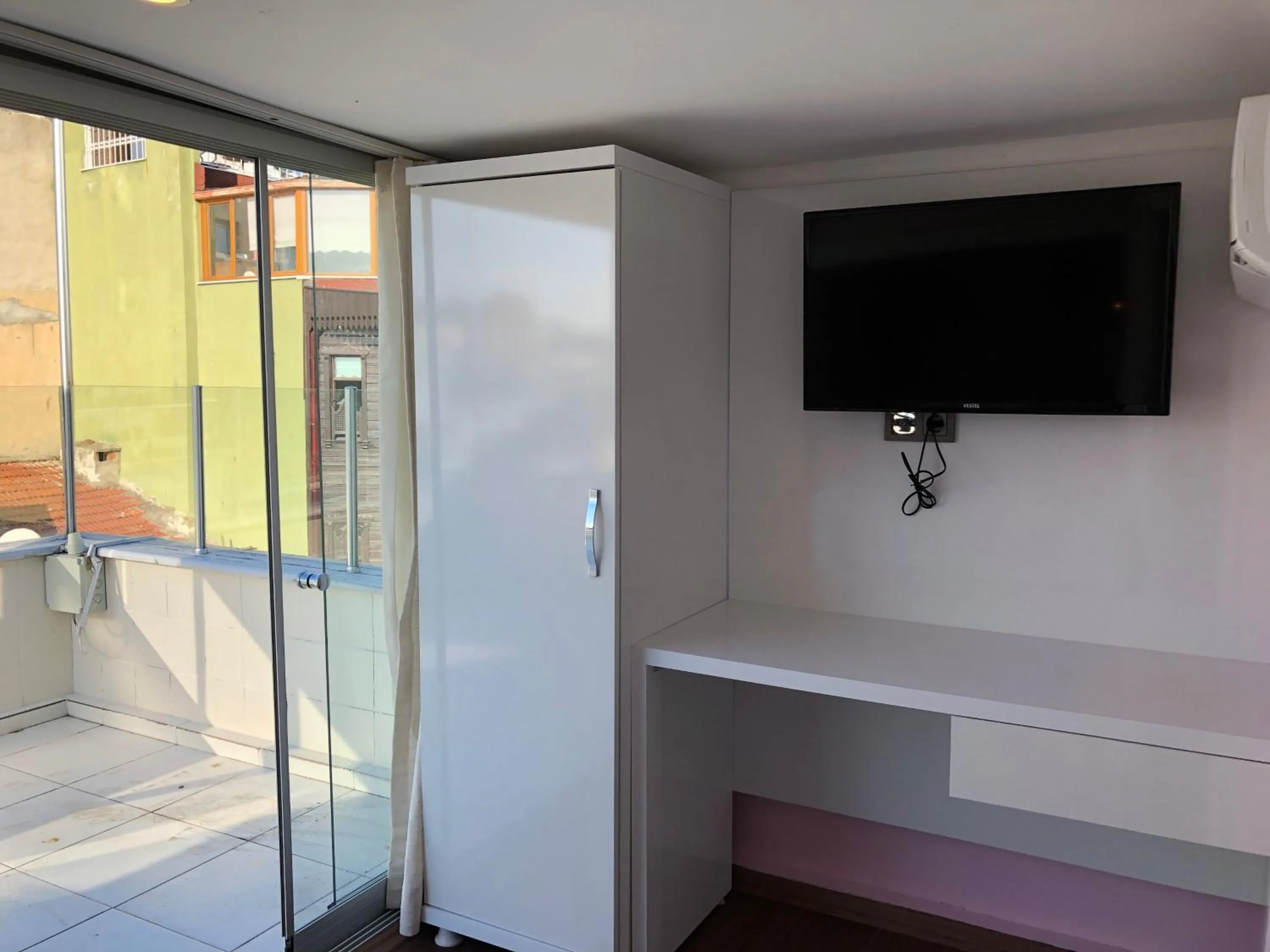 Communal lounge/ TV room in Hotel Antique