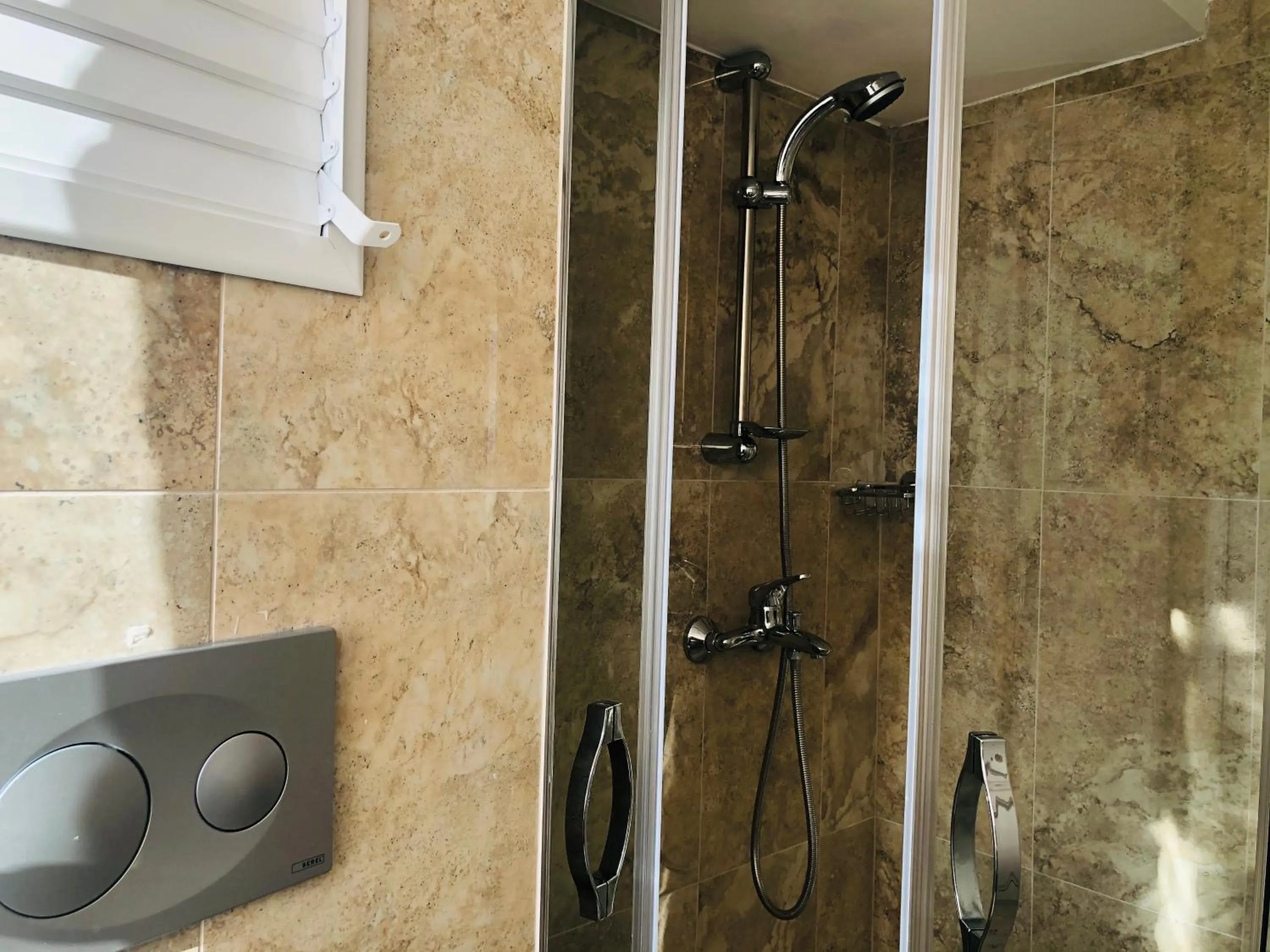 Shower in Hotel Antique