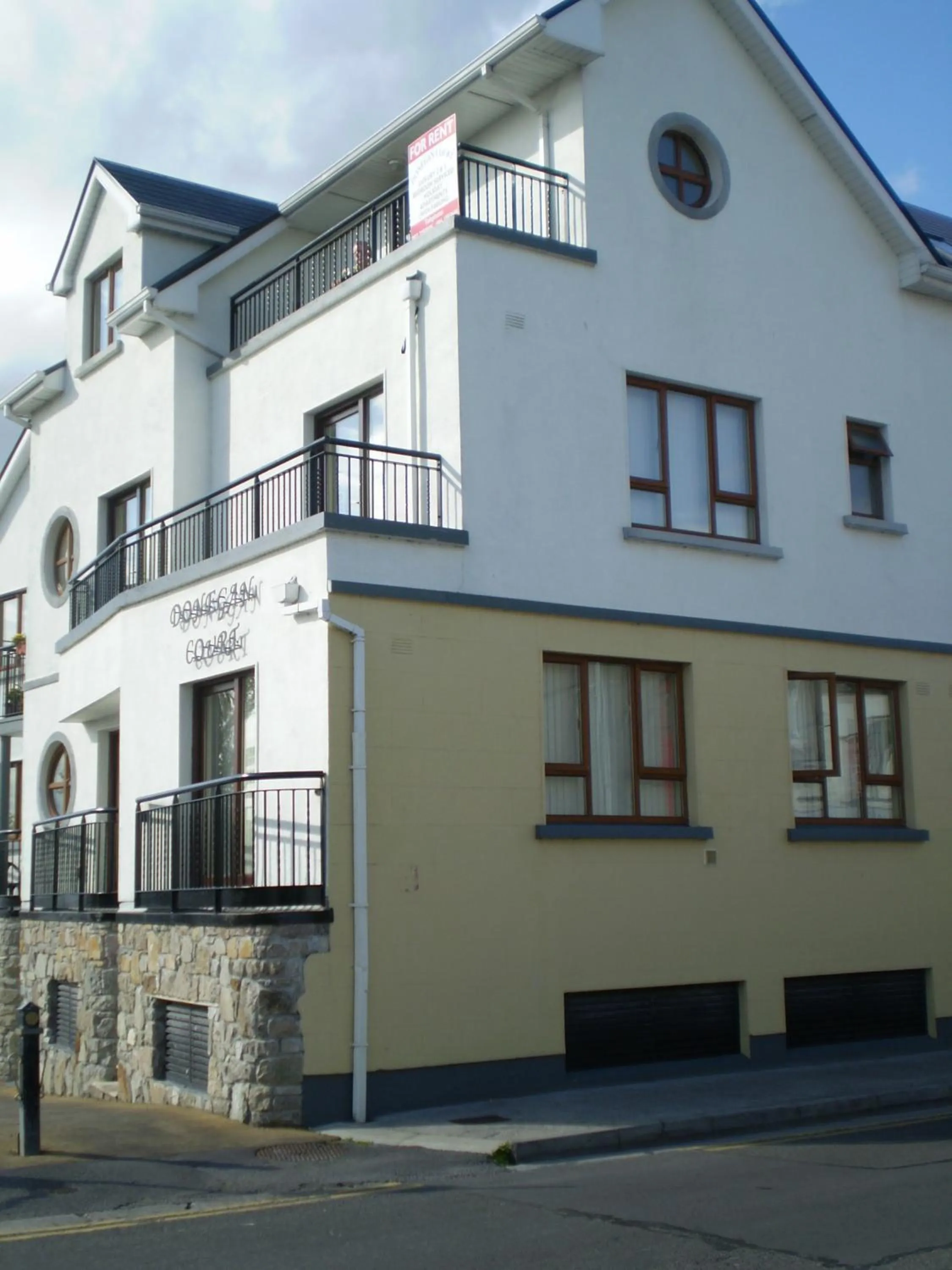 Facade/entrance in Donegan Court Aparthotel