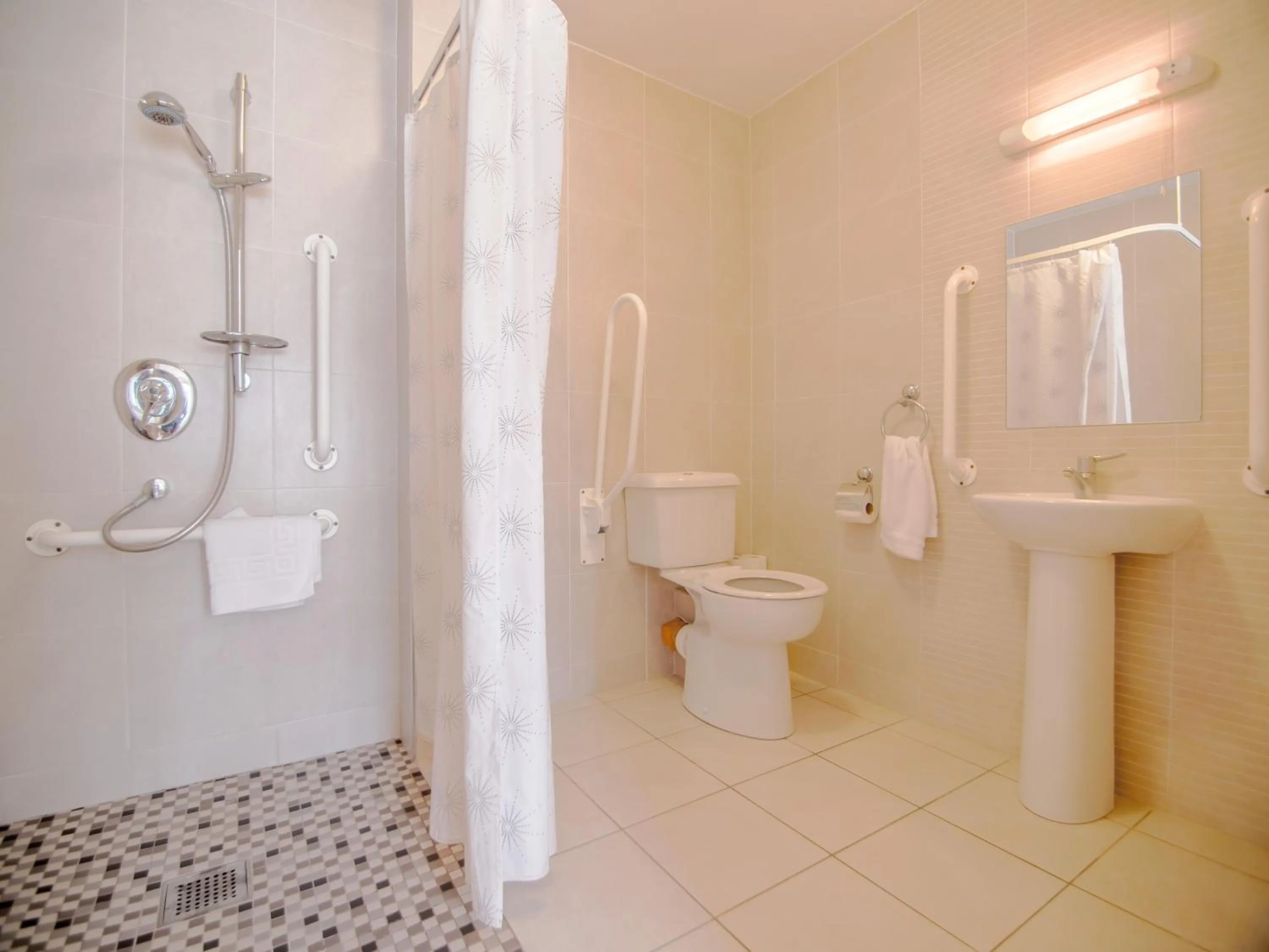 Bathroom in Donegan Court Aparthotel