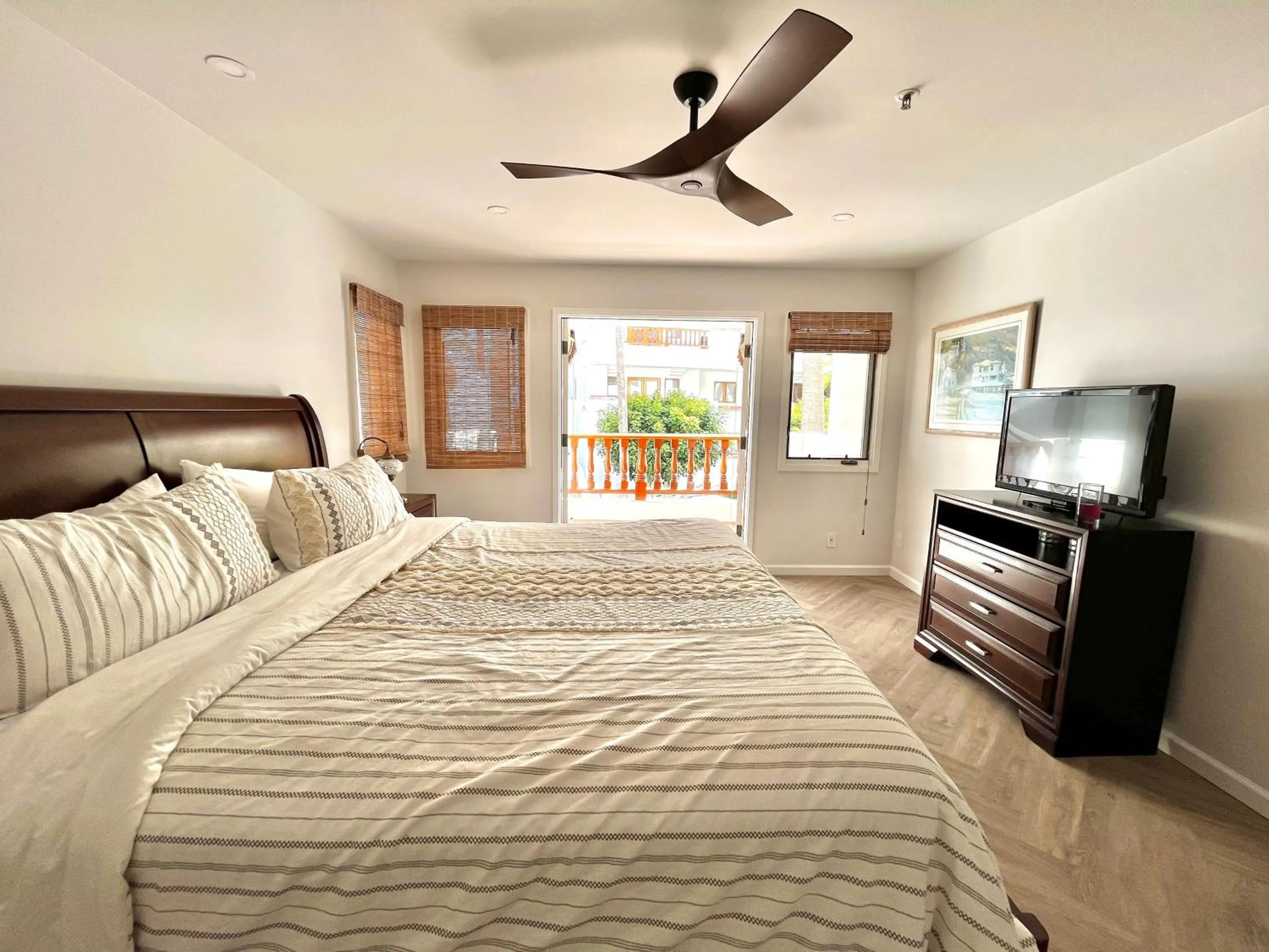 Bed in Modern Hamilton Cove Villa w/golf cart