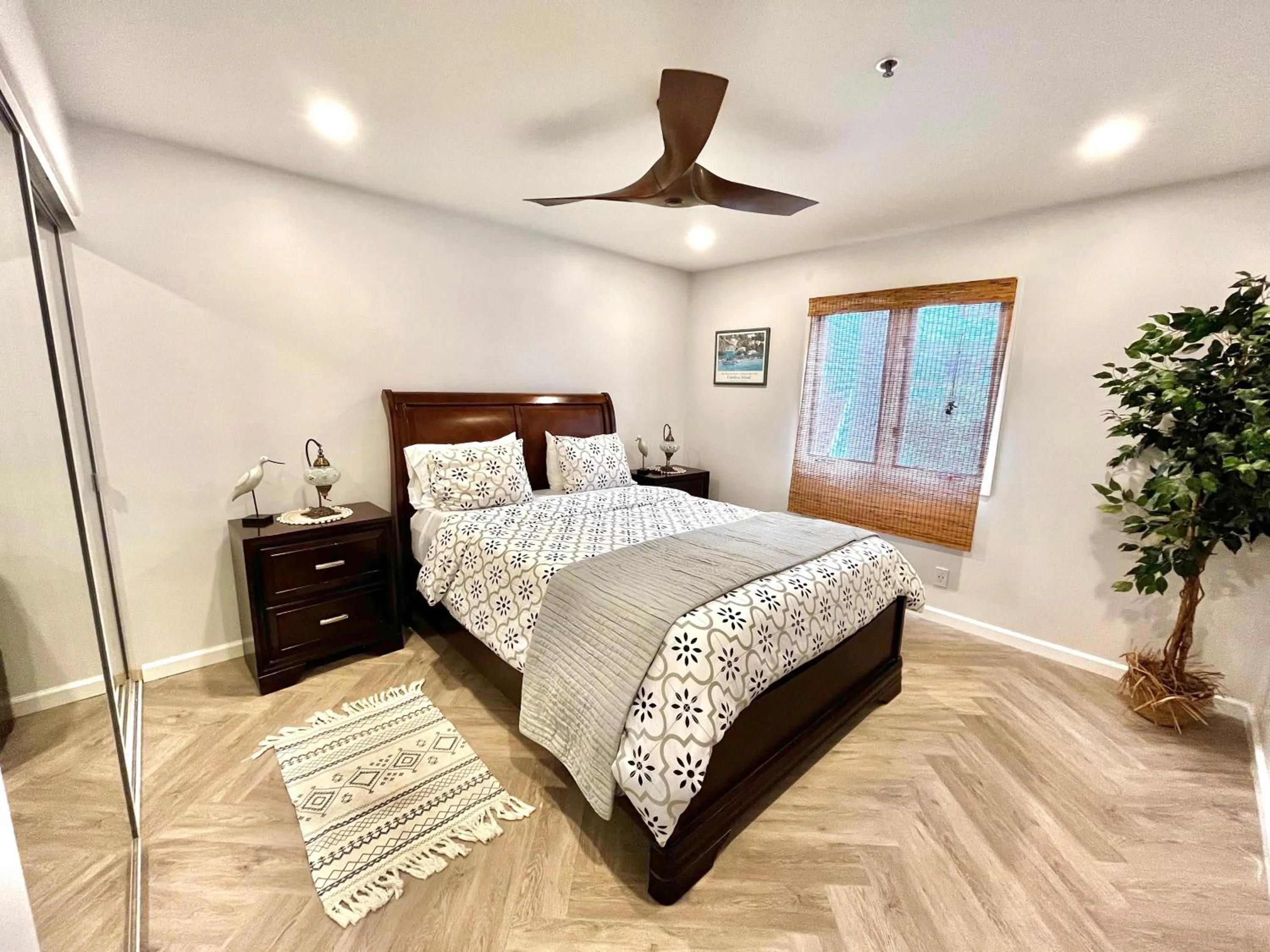 Bed in Modern Hamilton Cove Villa w/golf cart