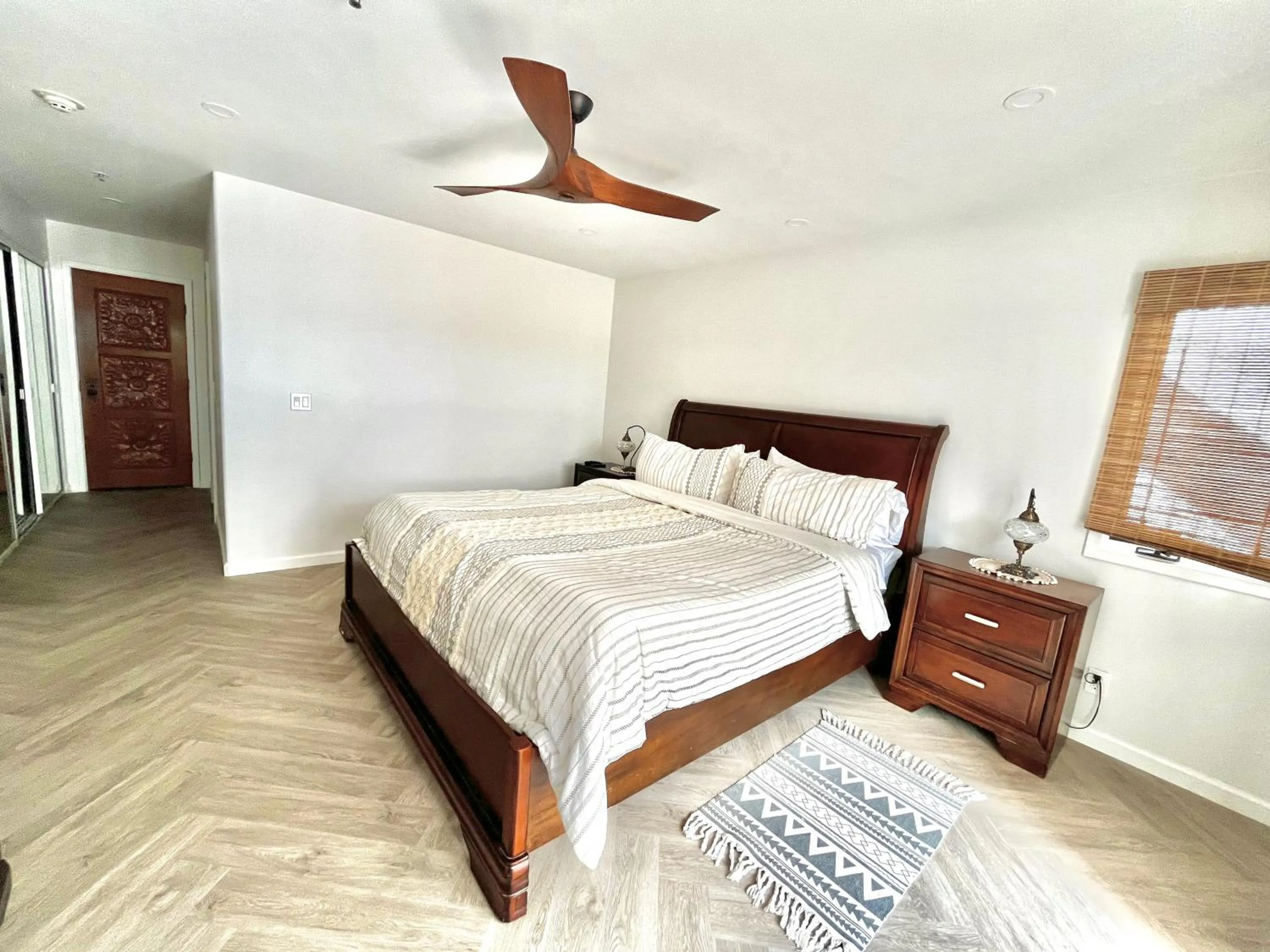 Bed in Modern Hamilton Cove Villa w/golf cart