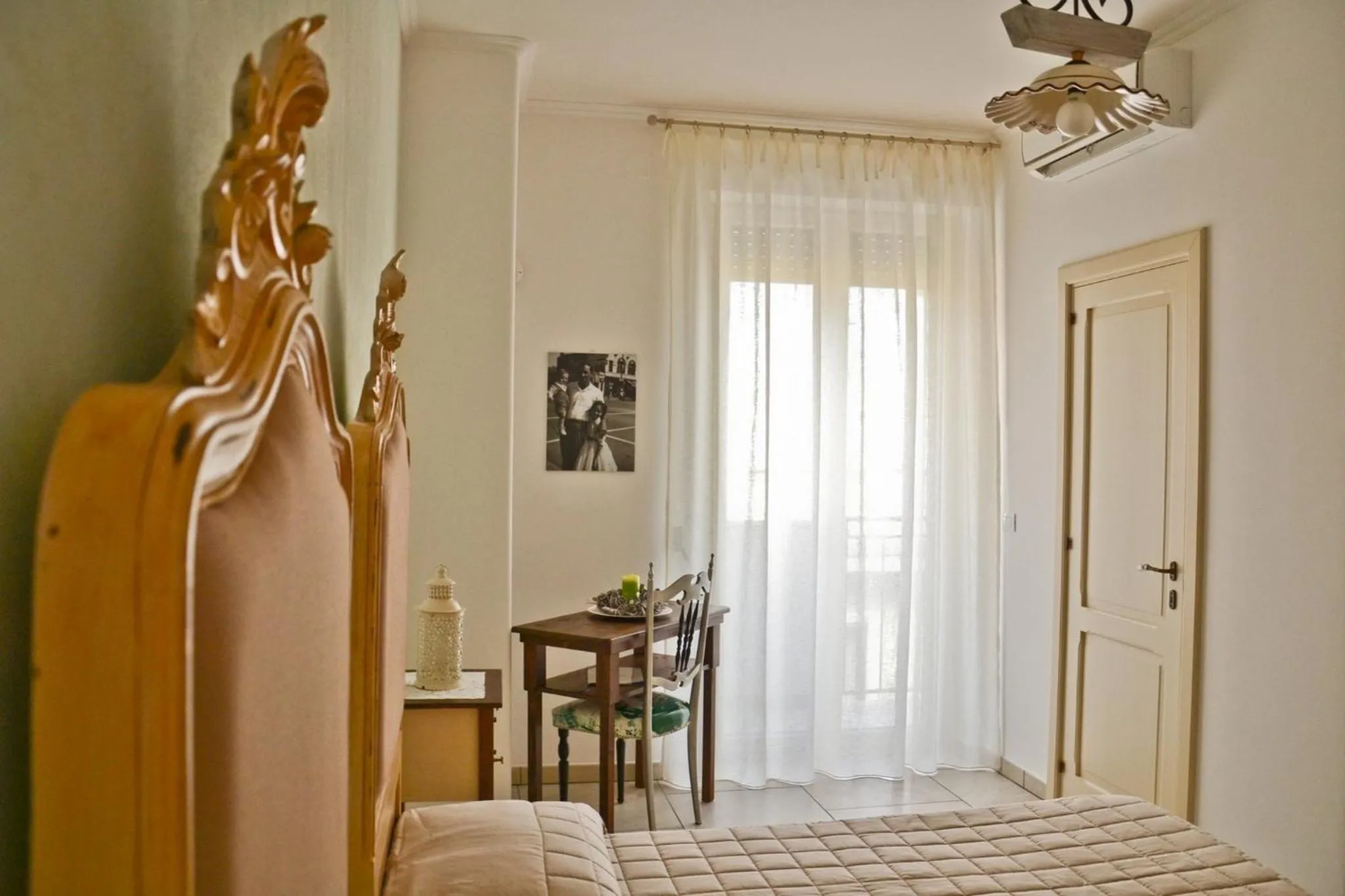 Decorative detail, Bed in Dimora delle Rondini