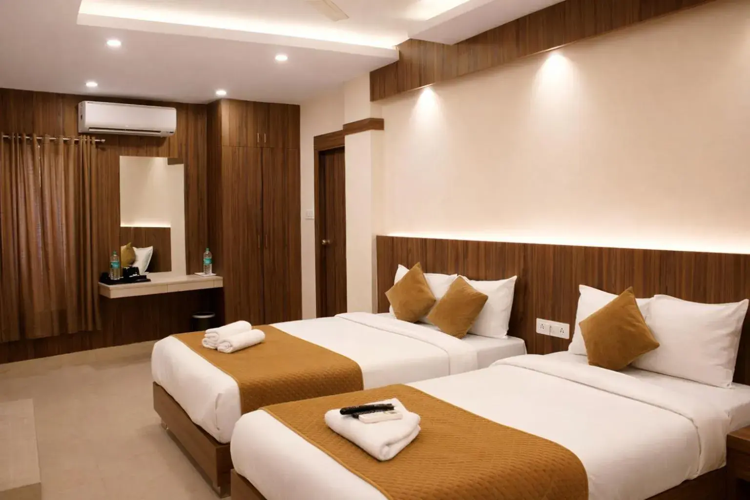 Property building, Bed in Hotel Sakura Inn Property building, Bed in Hotel Sakura Inn