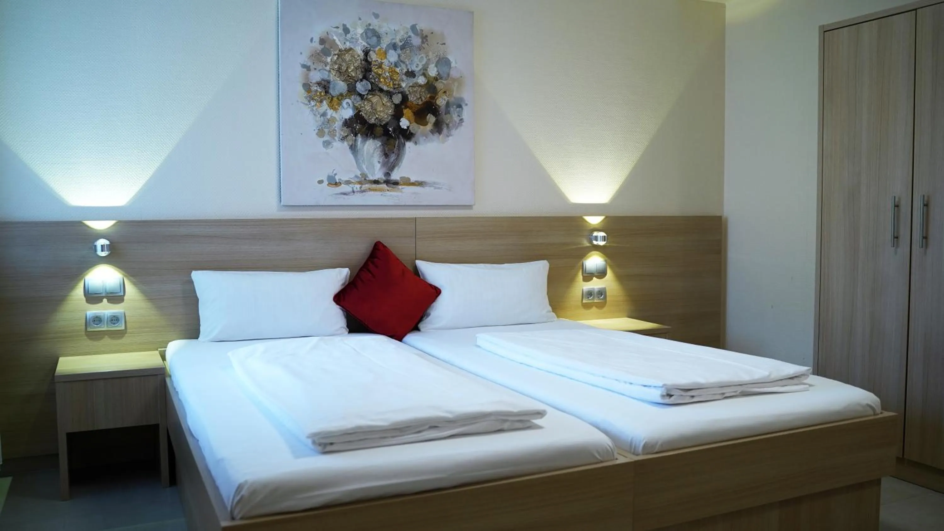 Bedroom, Bed in NP Hotel Königshof