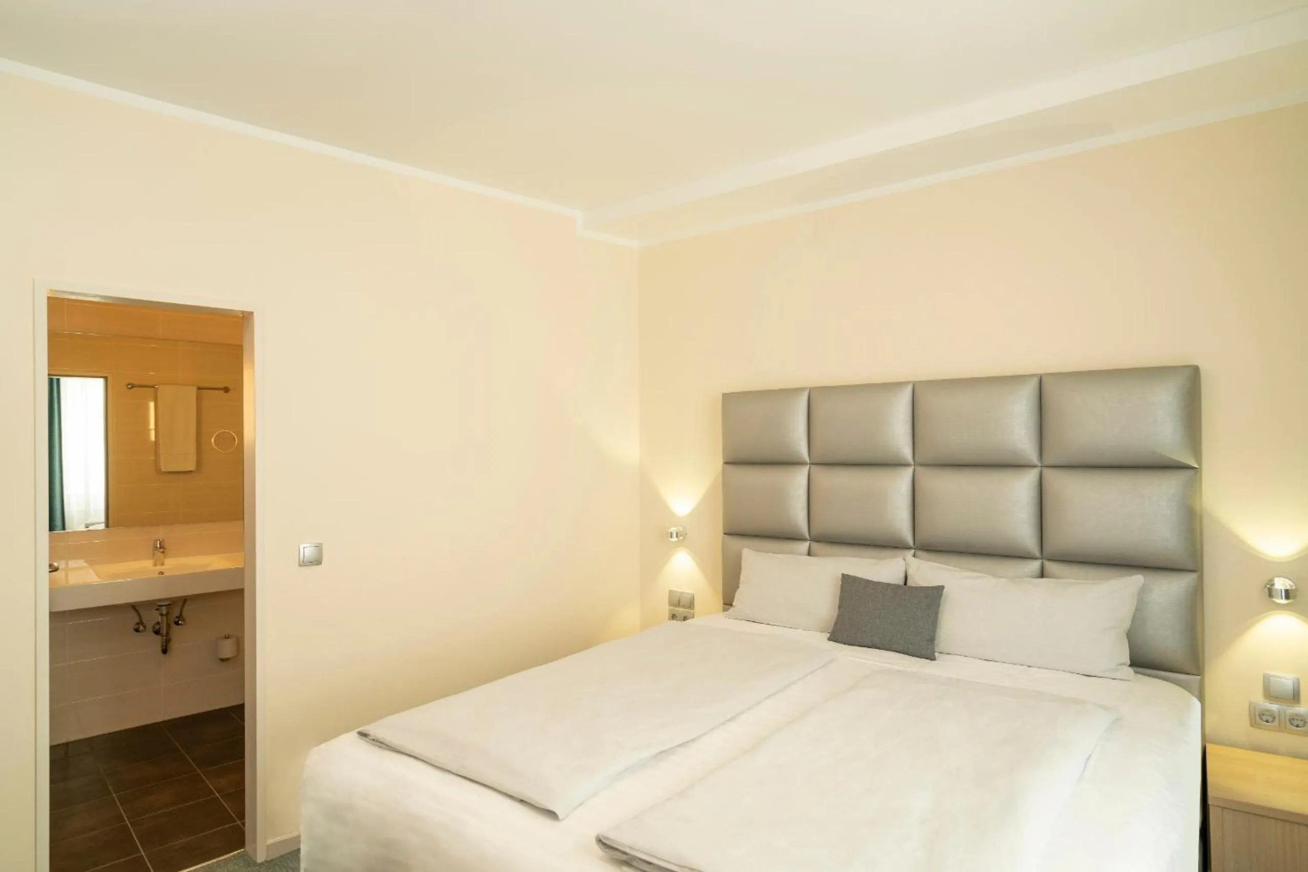 Photo of the whole room, Bed in NP Hotel Königshof