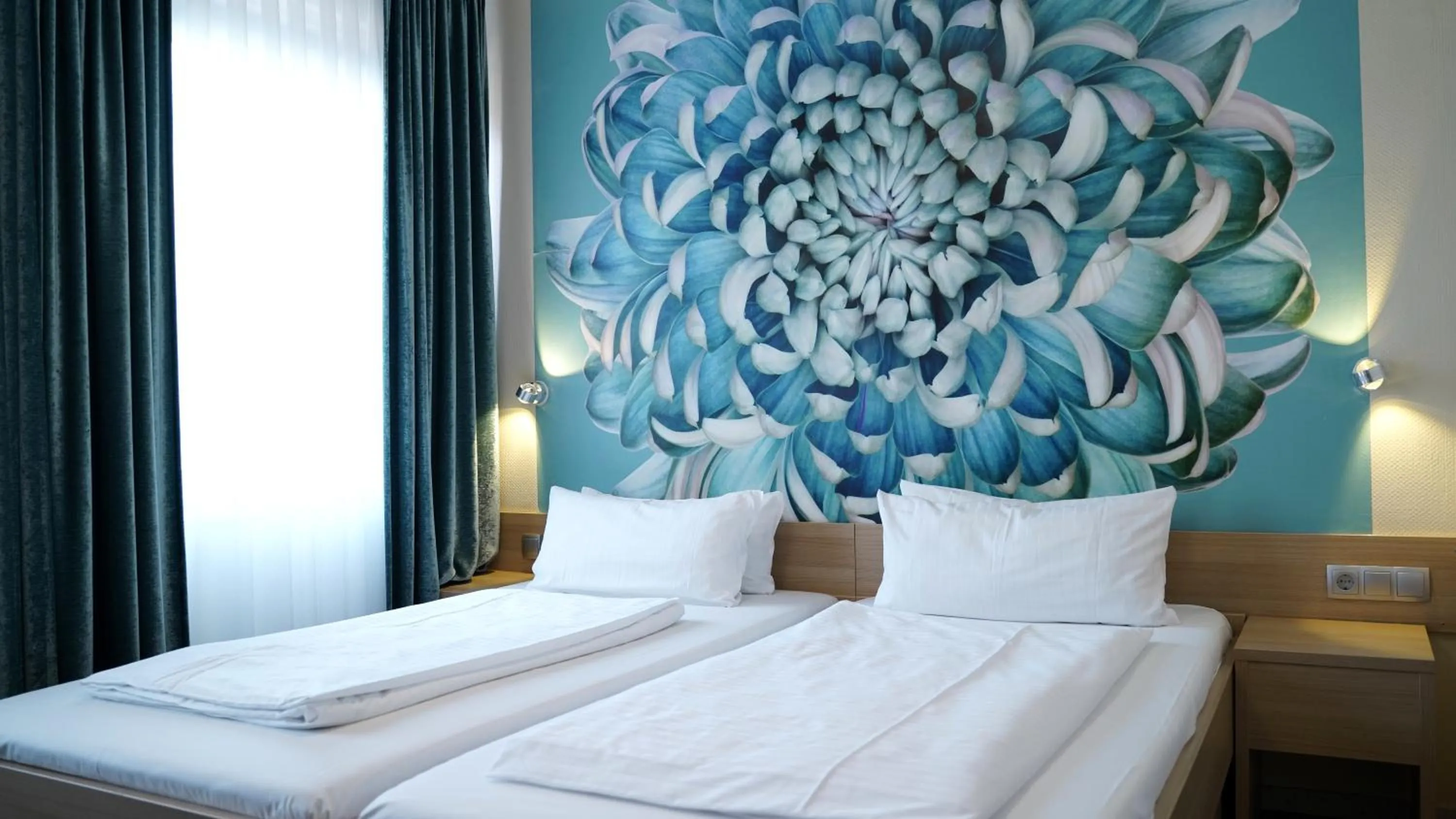 Photo of the whole room, Bed in NP Hotel Königshof