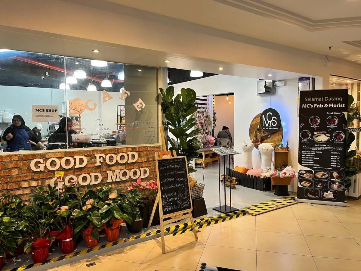 Restaurant/places to eat in Nova Mountain n Sunrise view Hilltop Hotel Apartment in Cameron Highlands