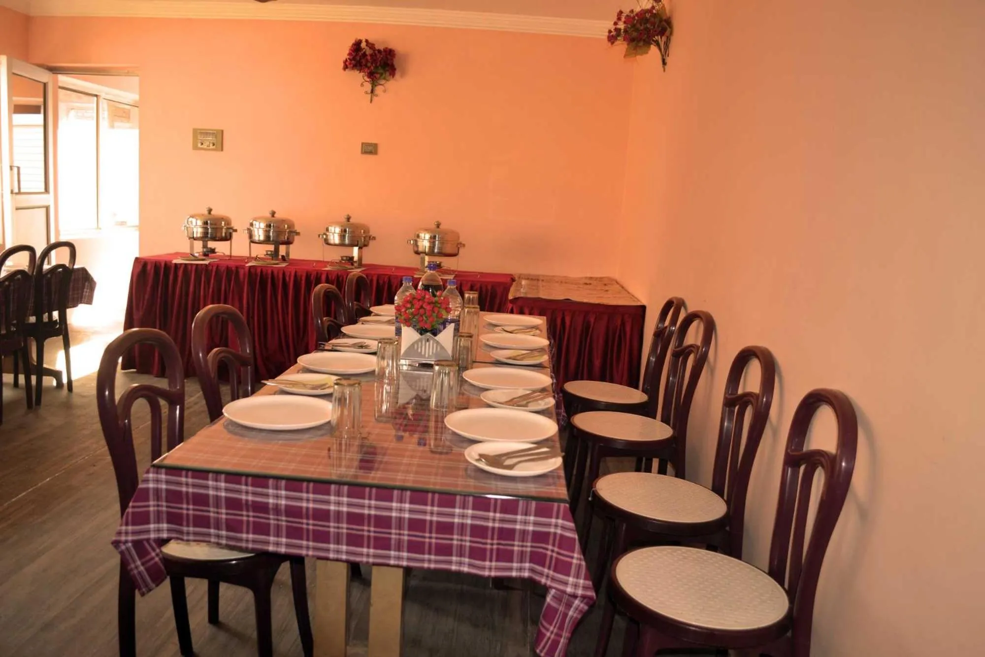 Restaurant/places to eat in Hotel Al Azrah