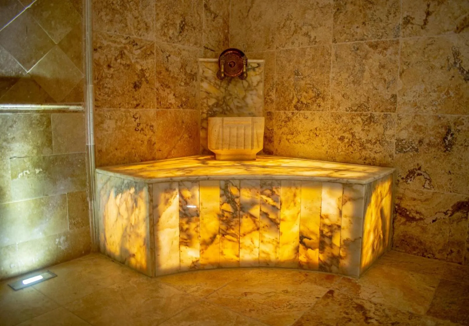 Hot Tub in Shoestring Cave House