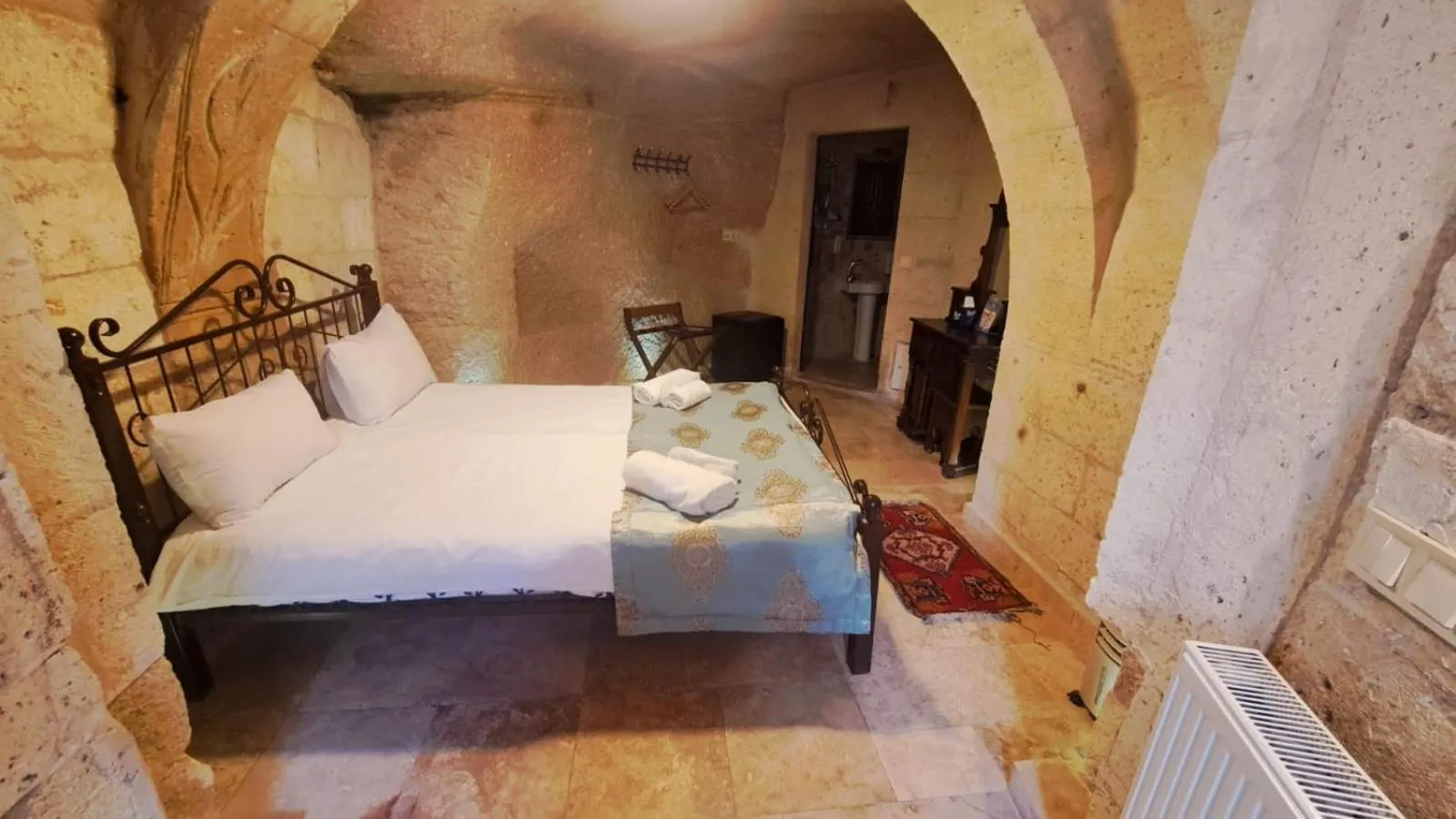 Bedroom, Bed in Shoestring Cave House