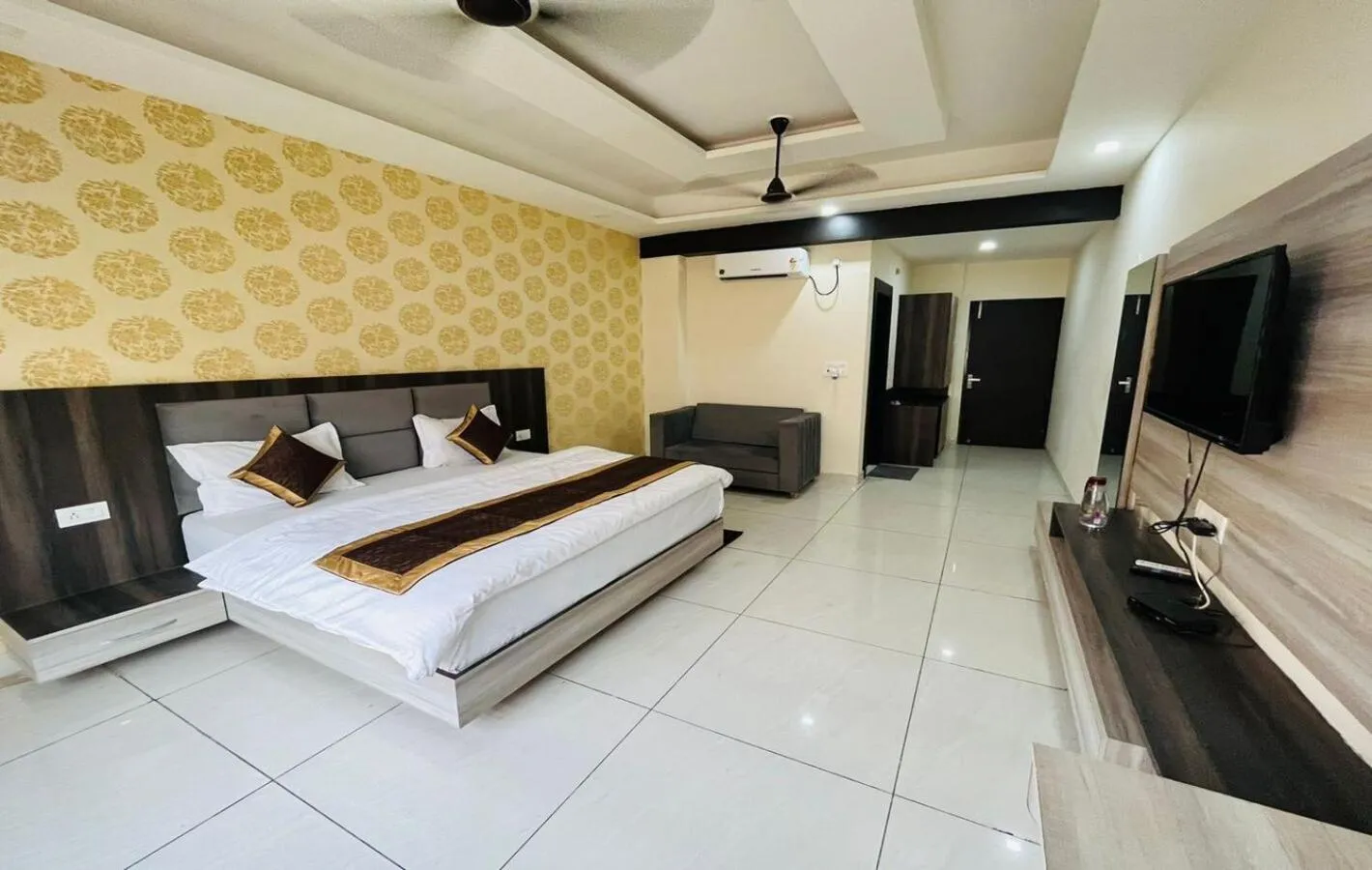 TV and multimedia in Hotel Blue Pine