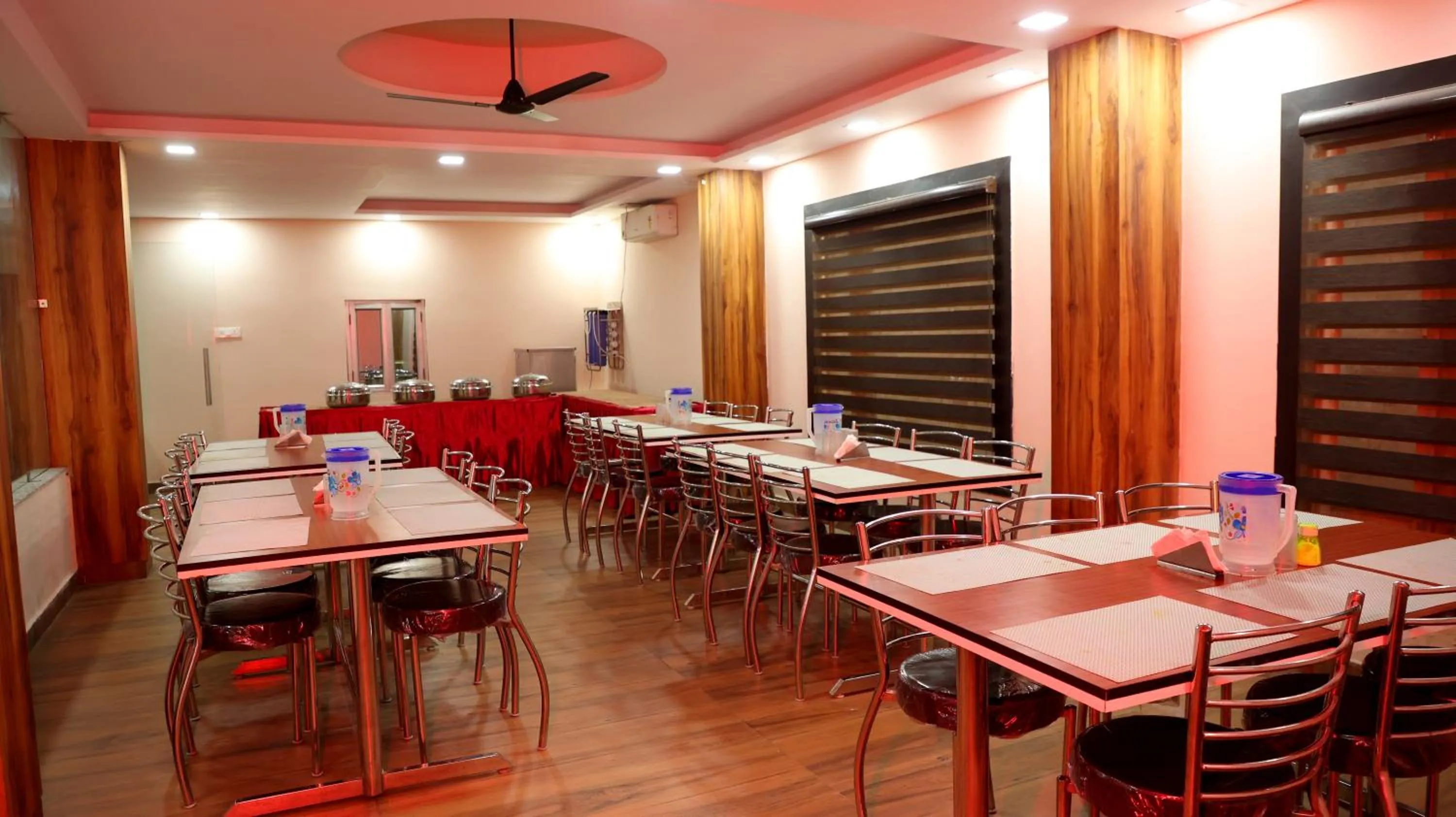 Restaurant/places to eat in Hotel Blue Pine