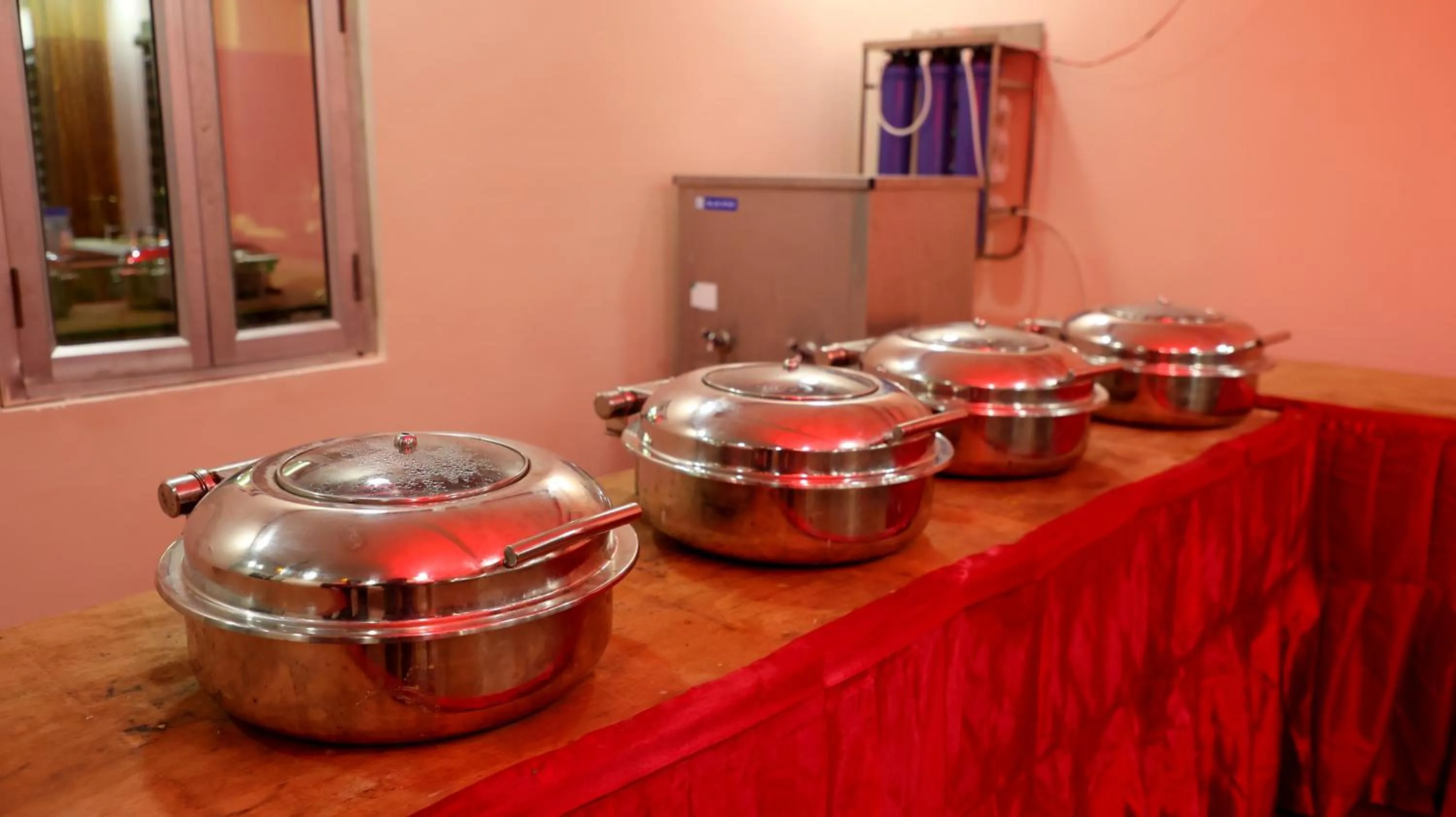 Restaurant/places to eat in Hotel Blue Pine