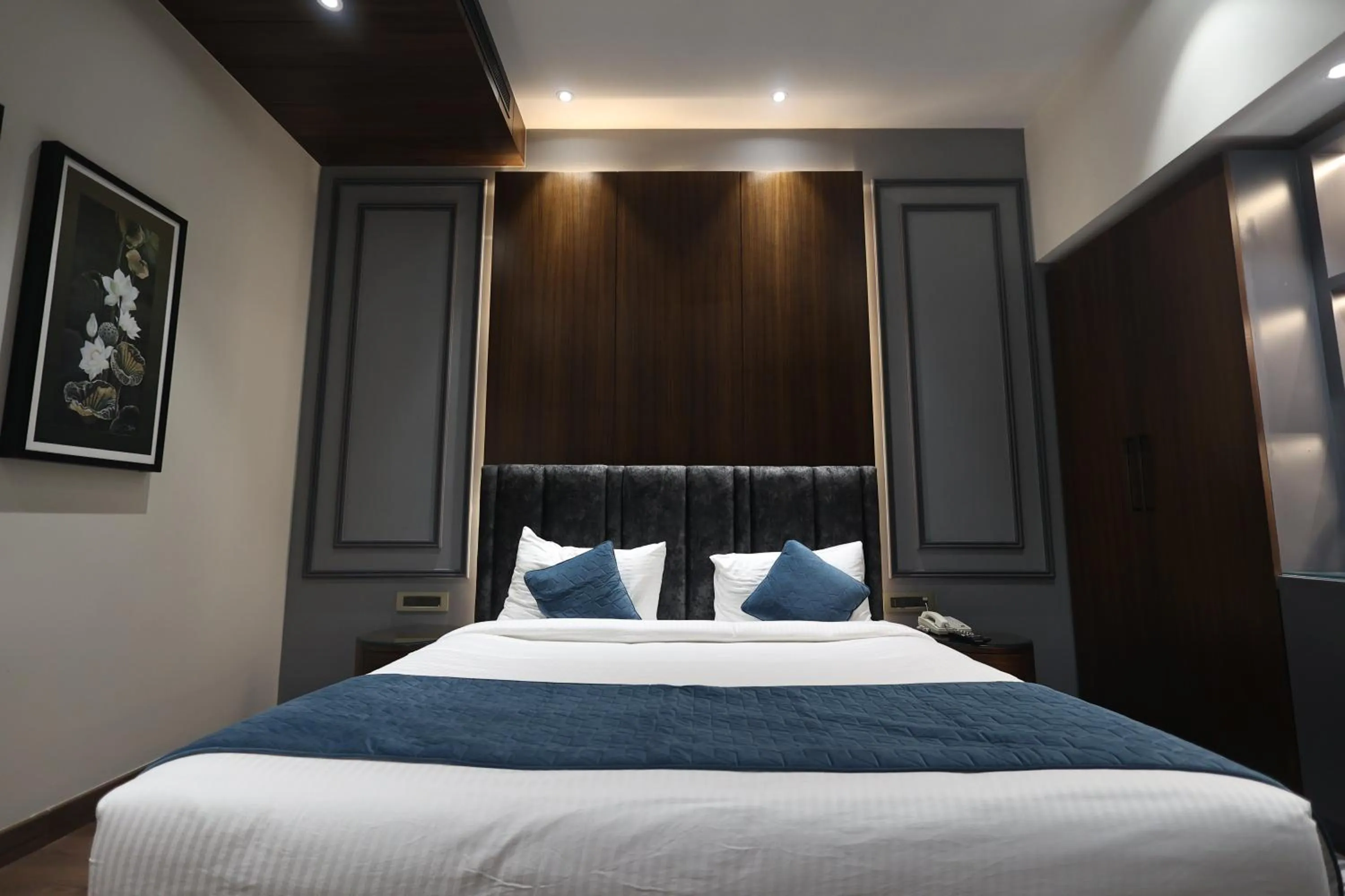 Shower, Bed in The Ramayana Hotel, Ayodhya