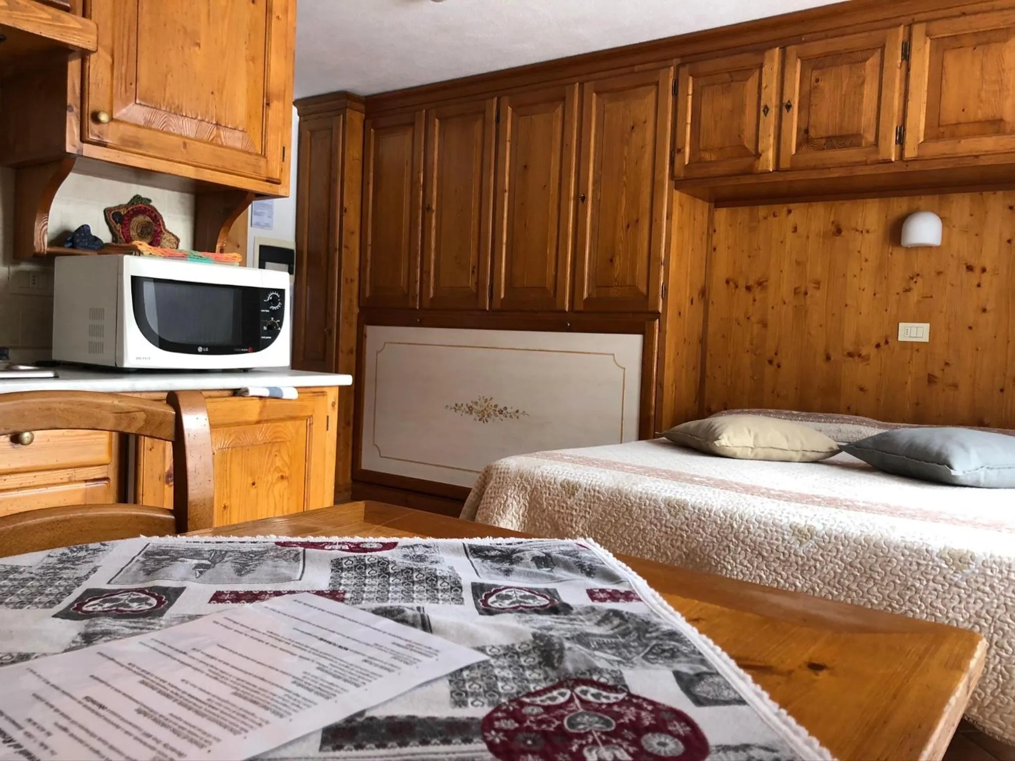 Photo of the whole room, Bed in Residence Oberteil